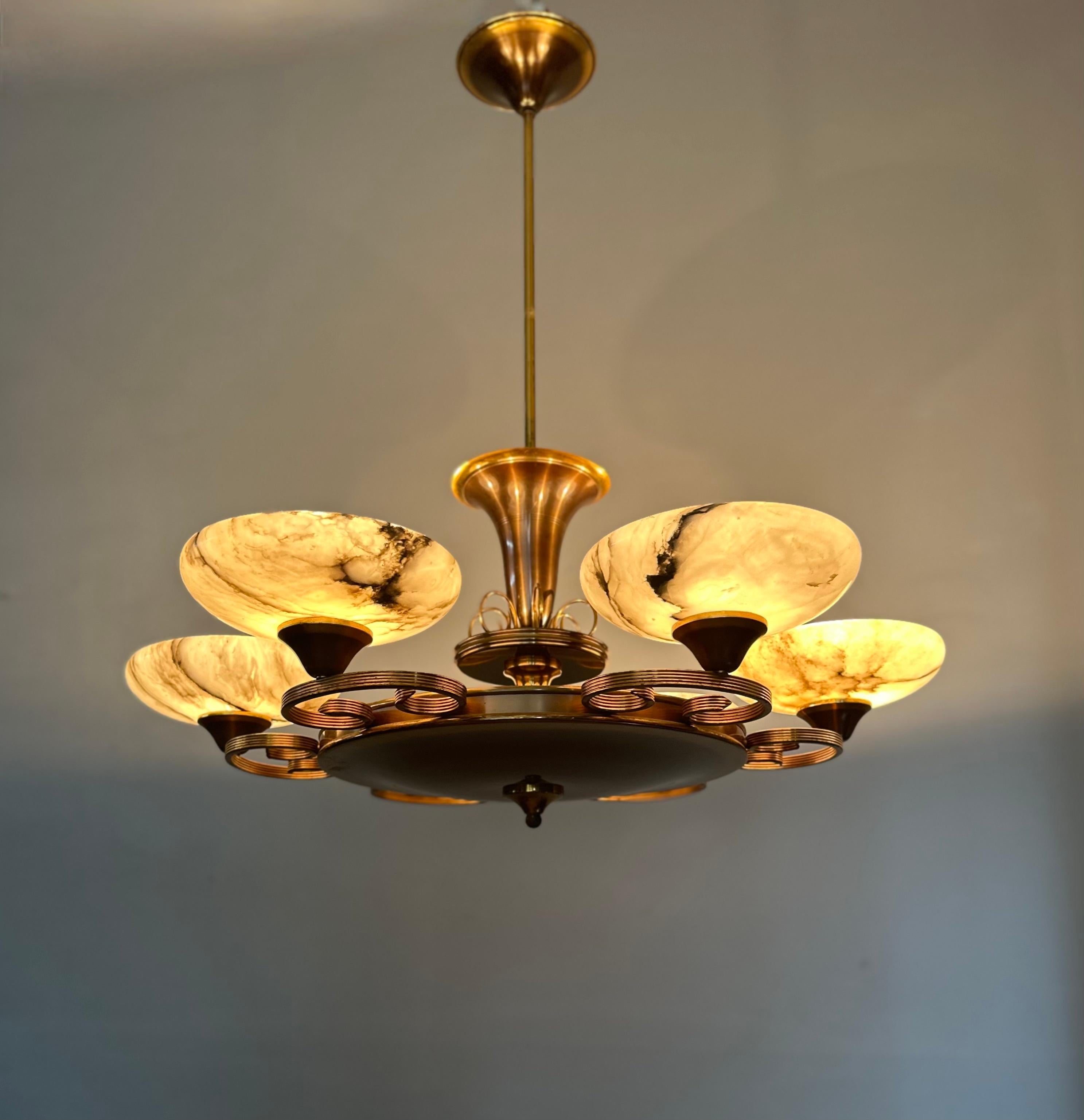 Lampadario a 6 luci Art Deco anni '30/50, Eleganza di Alabastro e Ottone in vendita 6