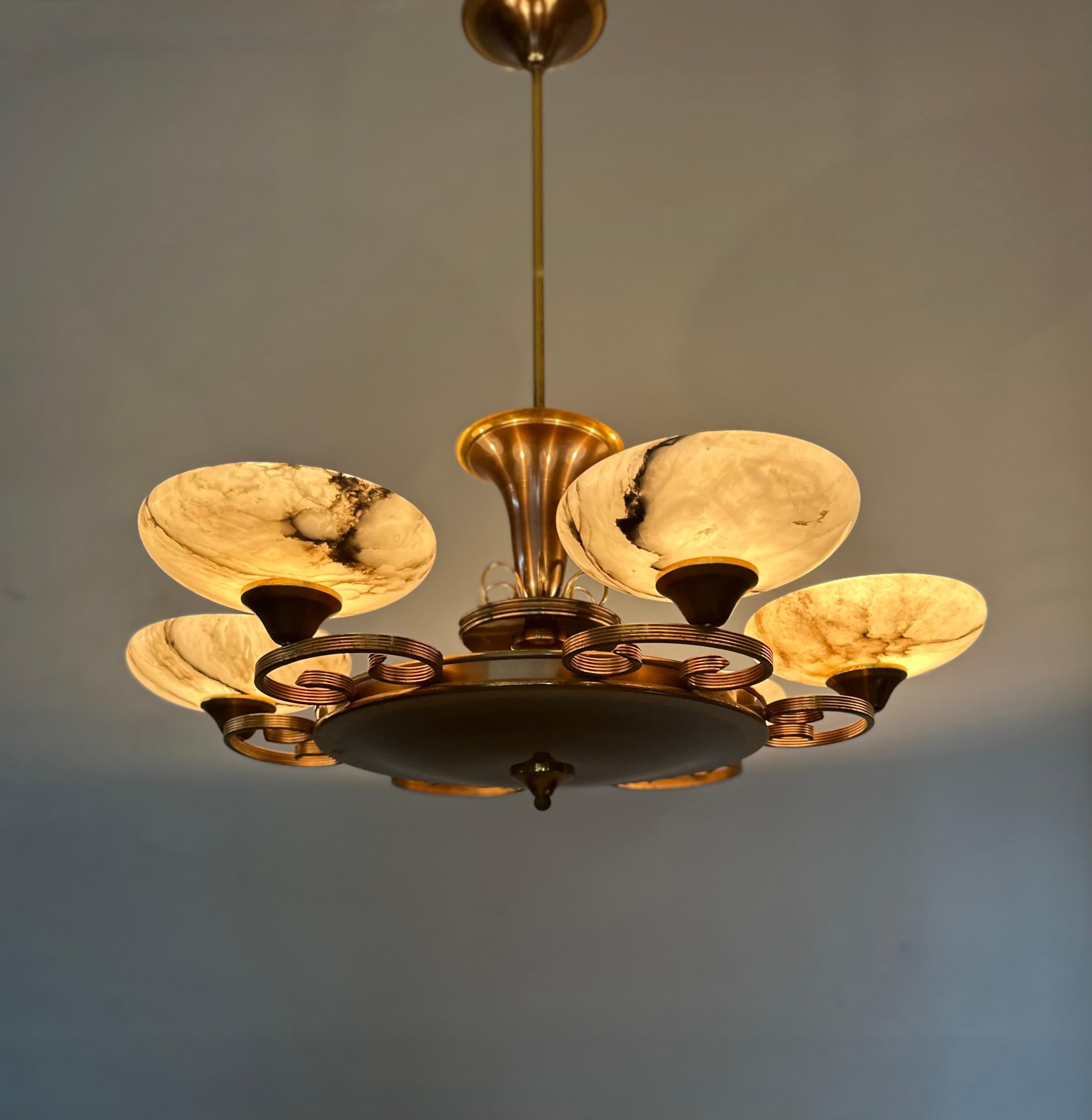 Lampadario a 6 luci Art Deco anni '30/50, Eleganza di Alabastro e Ottone in vendita 7