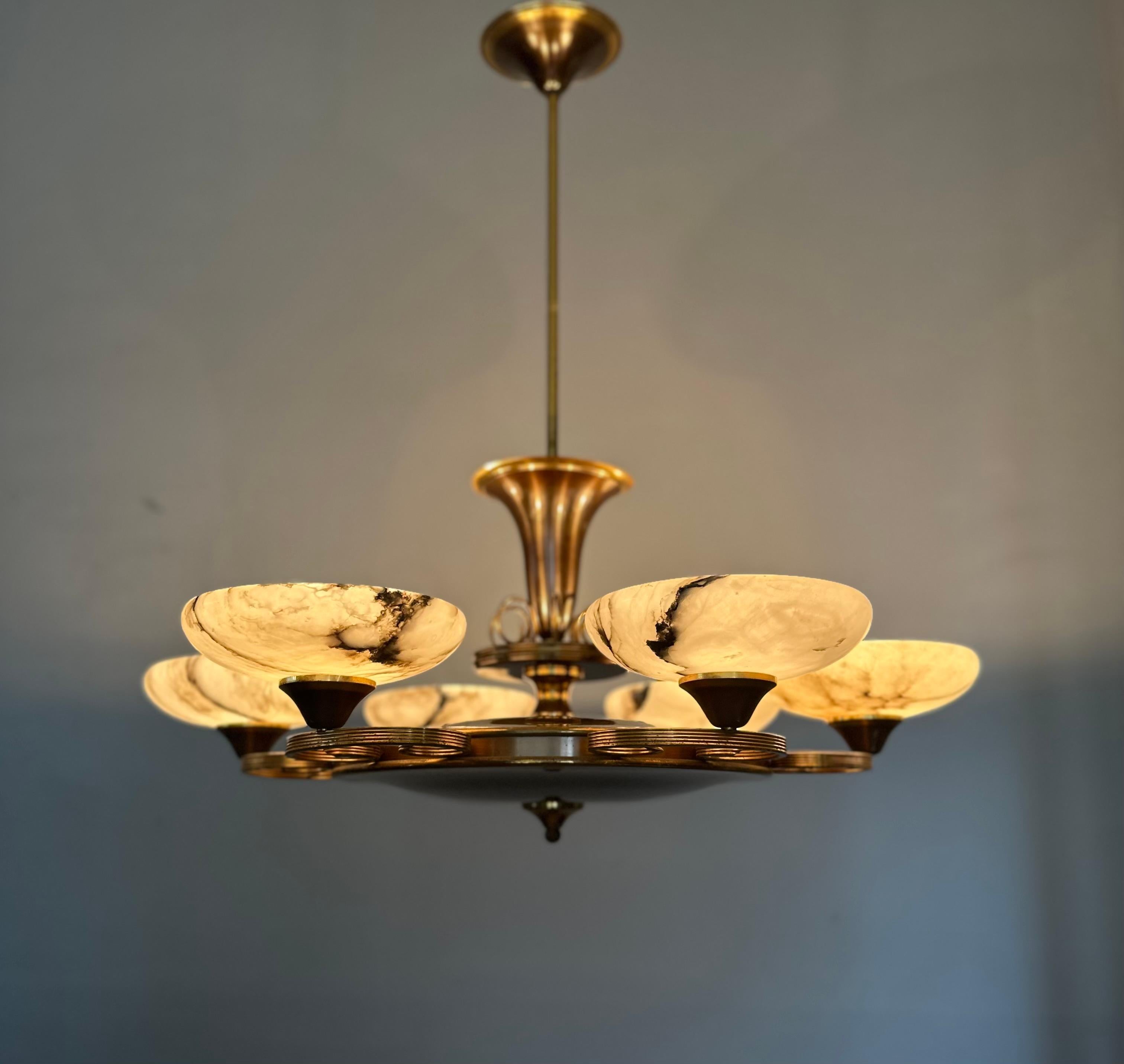 Lampadario a 6 luci Art Deco anni '30/50, Eleganza di Alabastro e Ottone in vendita 8