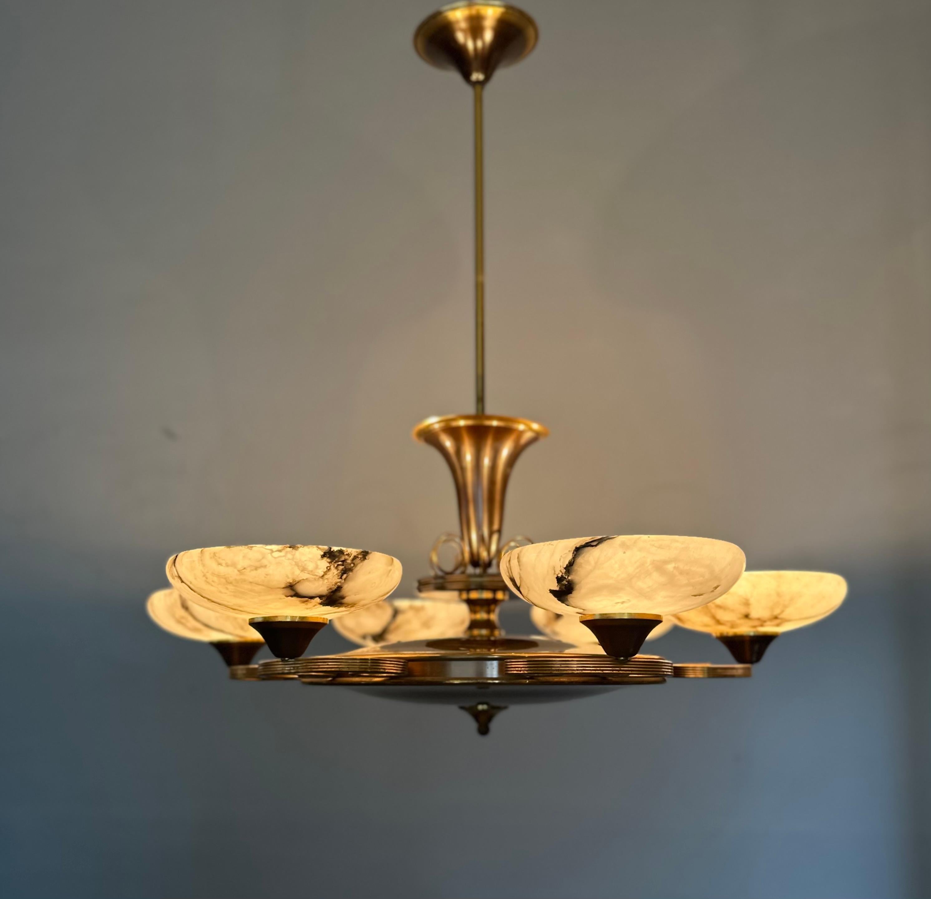 Lampadario a 6 luci Art Deco anni '30/50, Eleganza di Alabastro e Ottone in vendita 9