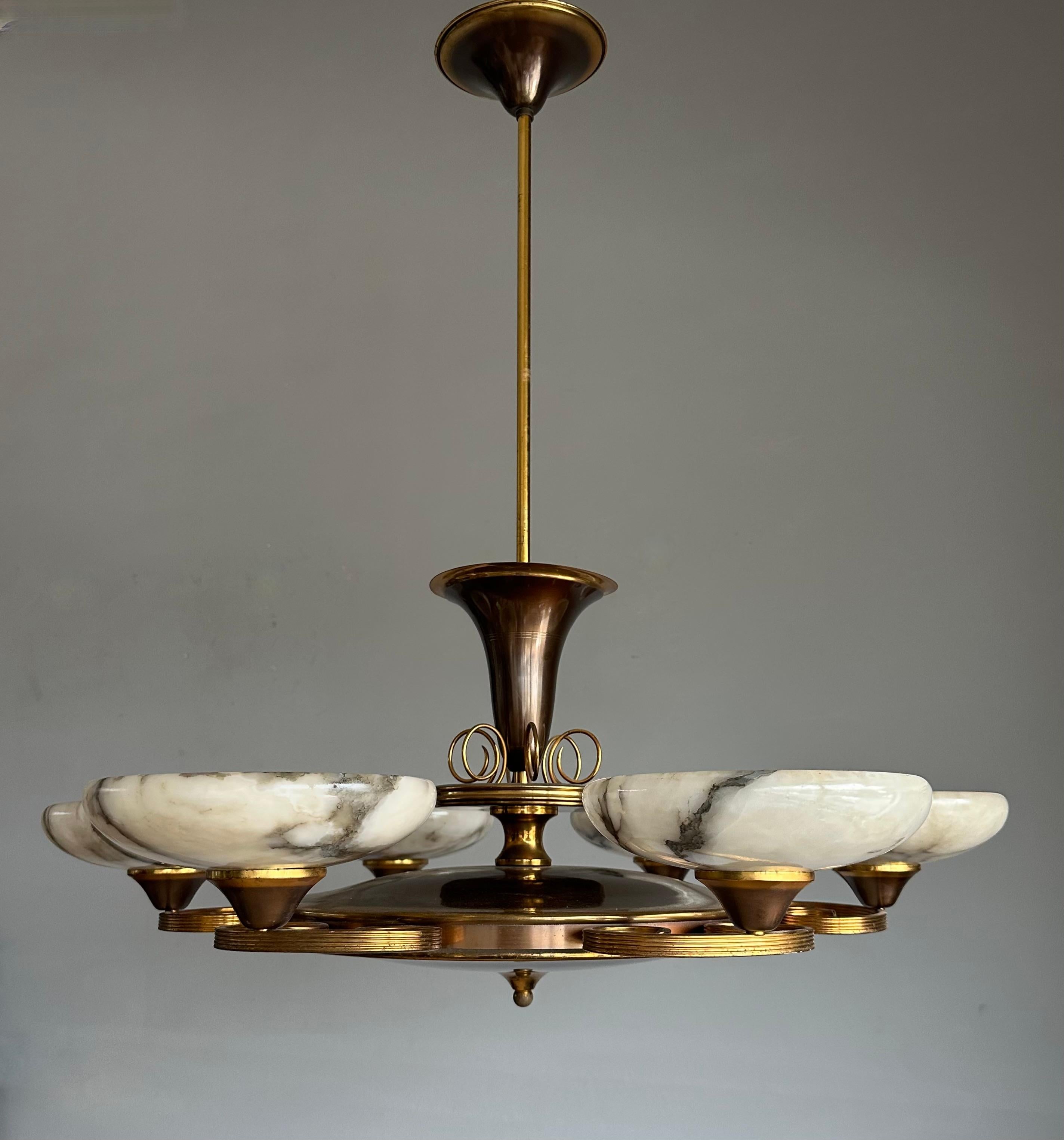 Esclusivo apparecchio a 6 luci in alabastro e ottone per un'atmosfera perfetta.

Se stai cercando un lampadario davvero notevole per elevare il tuo spazio abitativo, questo lampadario potrebbe essere la scelta perfetta. La combinazione tra il suo