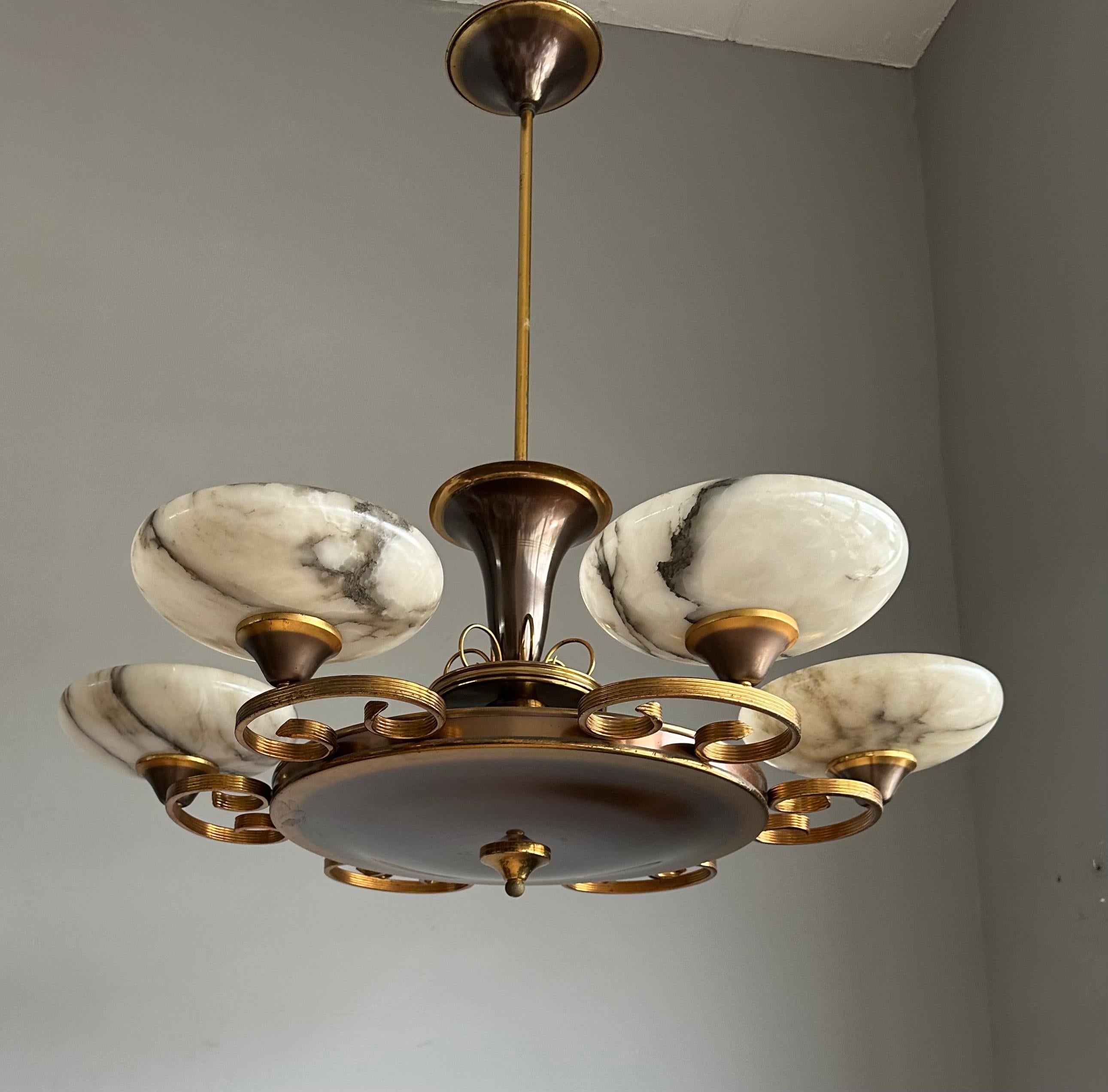 Europeo Lampadario a 6 luci Art Deco anni '30/50, Eleganza di Alabastro e Ottone in vendita