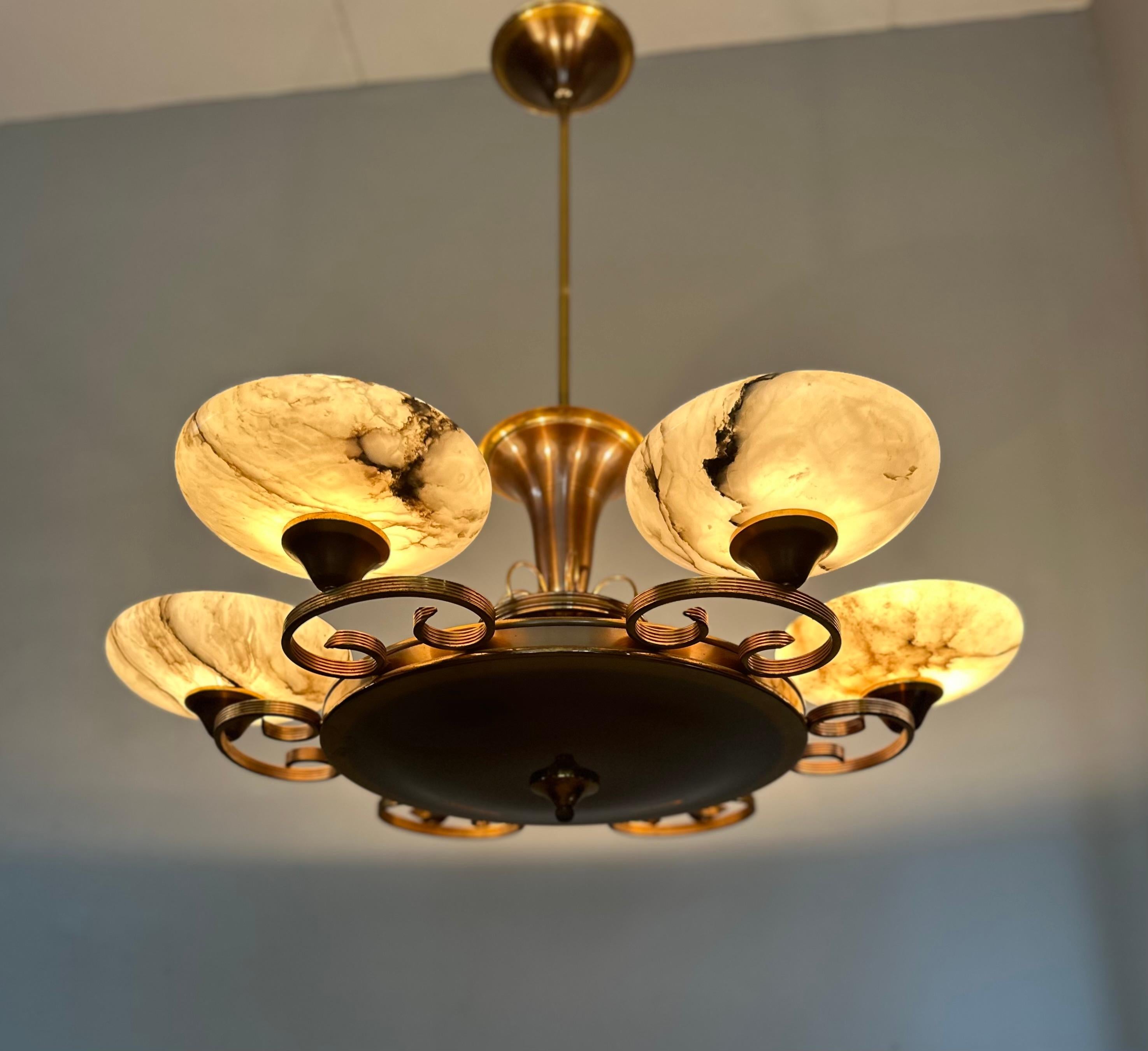 Intagliato a mano Lampadario a 6 luci Art Deco anni '30/50, Eleganza di Alabastro e Ottone in vendita