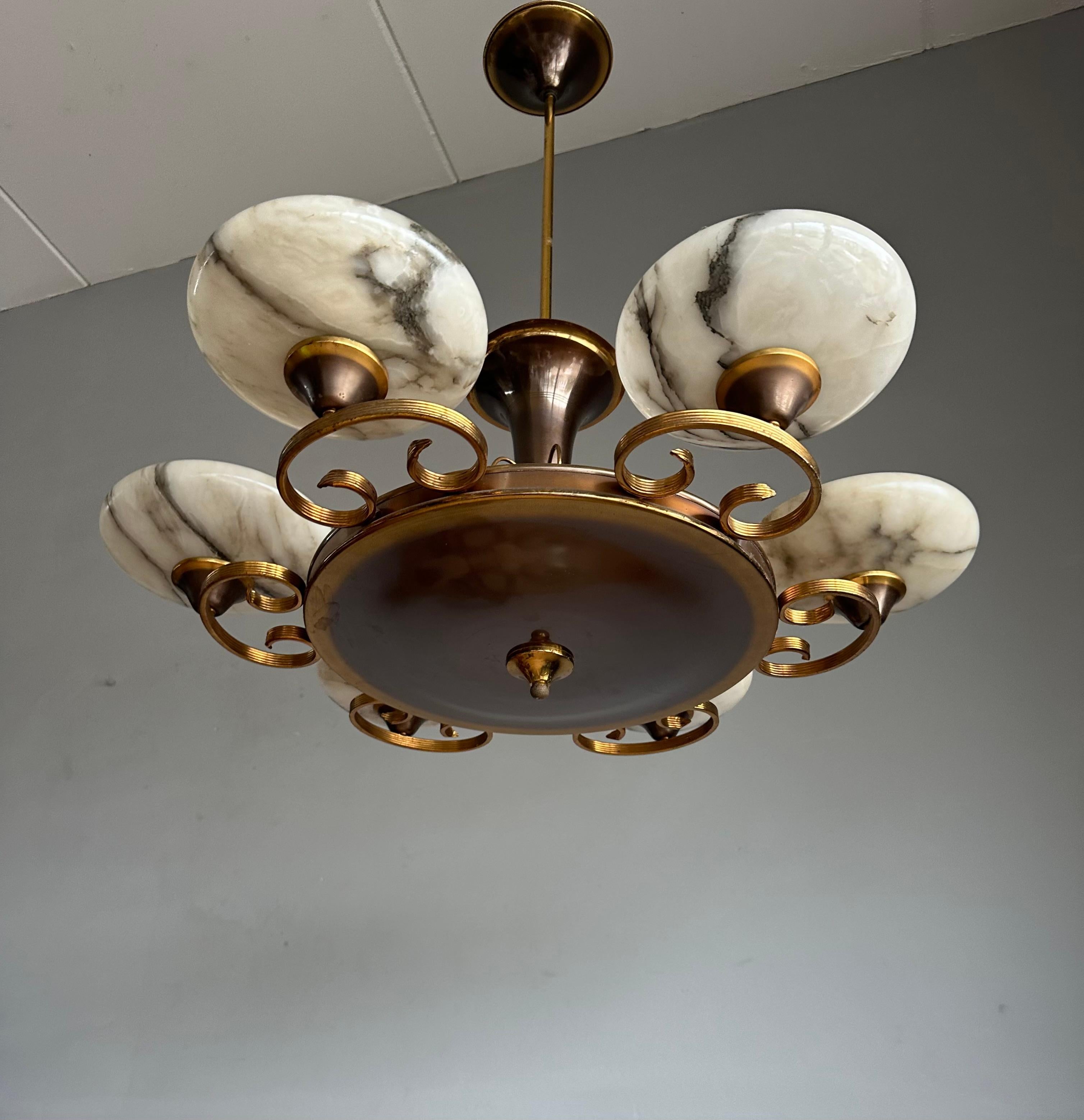 Lampadario a 6 luci Art Deco anni '30/50, Eleganza di Alabastro e Ottone In condizioni buone in vendita a Lisse, NL