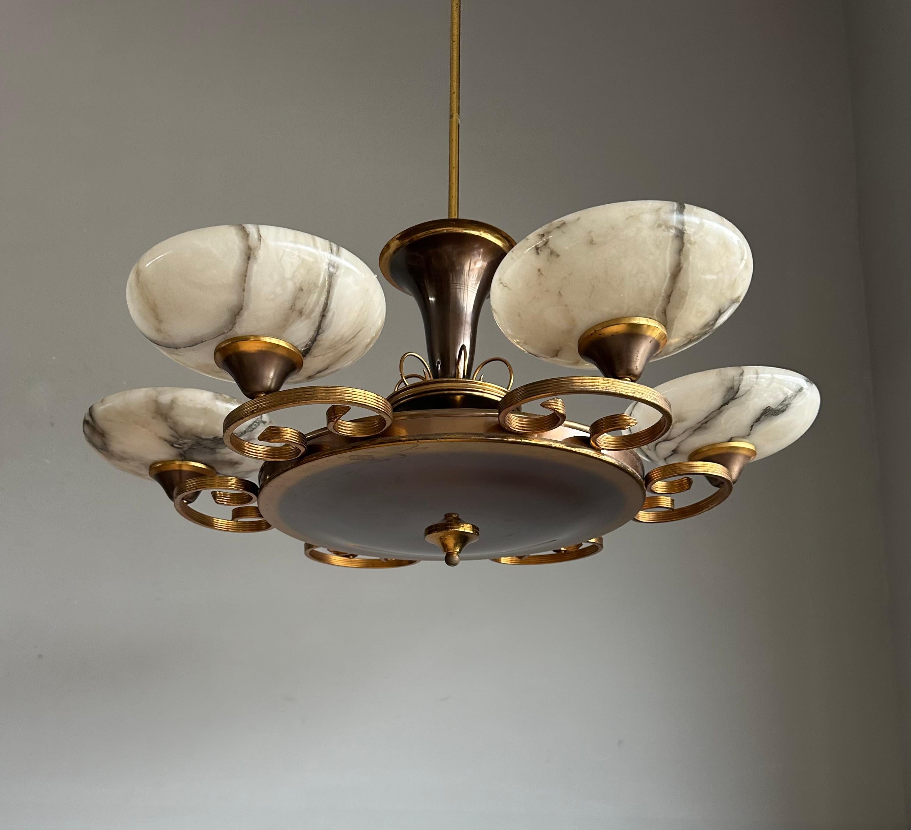 XX secolo Lampadario a 6 luci Art Deco anni '30/50, Eleganza di Alabastro e Ottone in vendita
