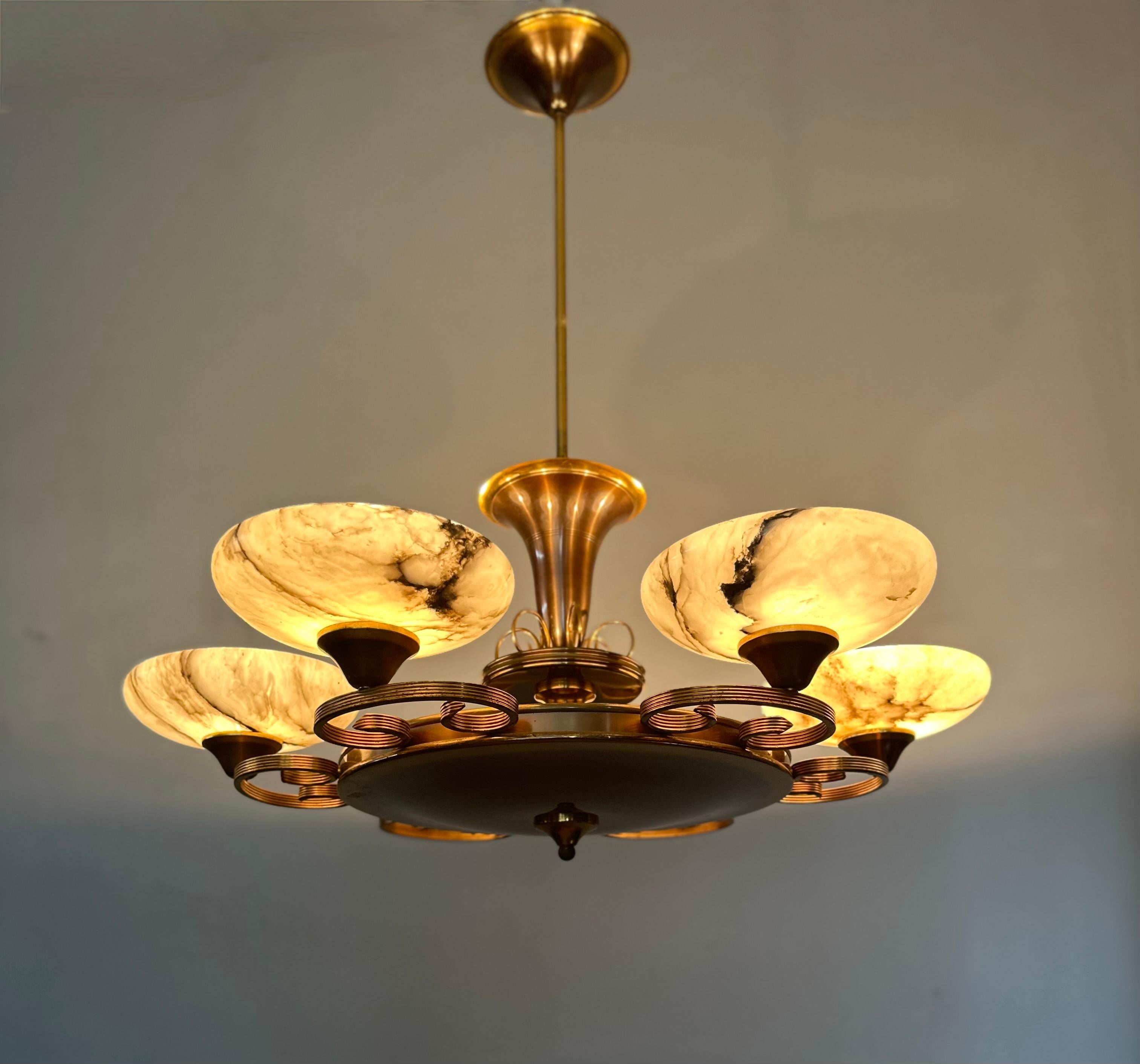 Lampadario a 6 luci Art Deco anni '30/50, Eleganza di Alabastro e Ottone in vendita 1