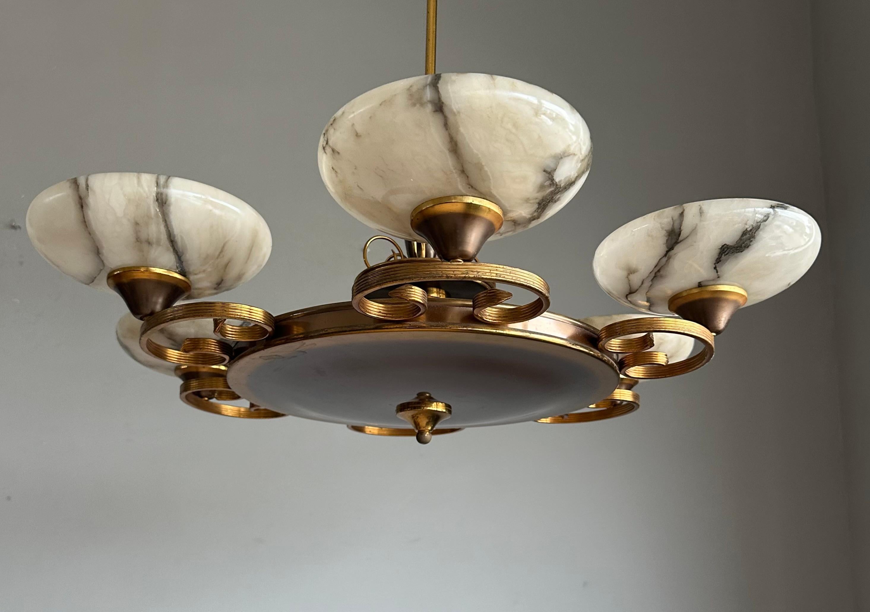 Lampadario a 6 luci Art Deco anni '30/50, Eleganza di Alabastro e Ottone in vendita 2