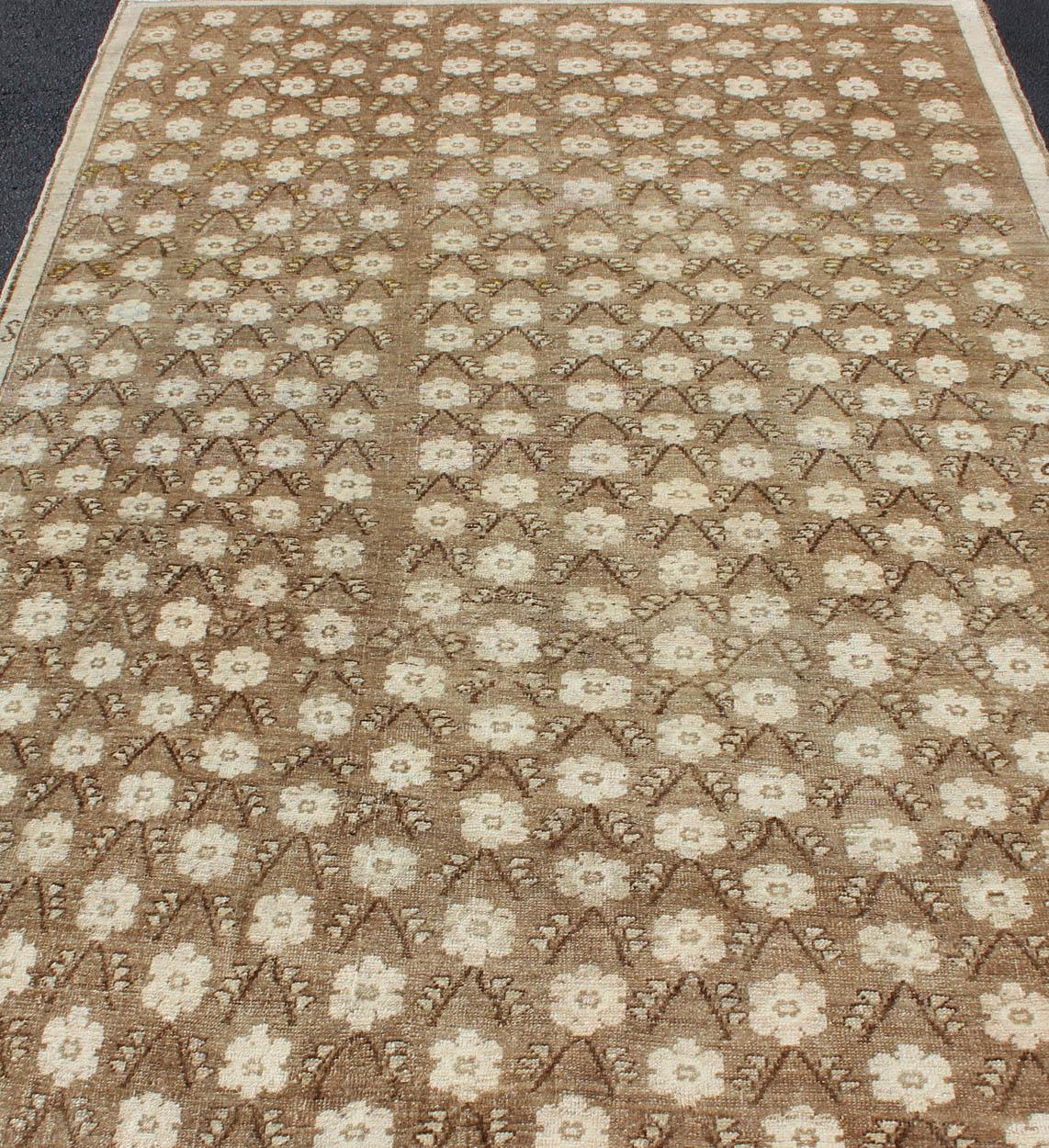 Striking 1940s Turkish Konya Rug with Flower Motifs in Brown and Cream For Sale 4