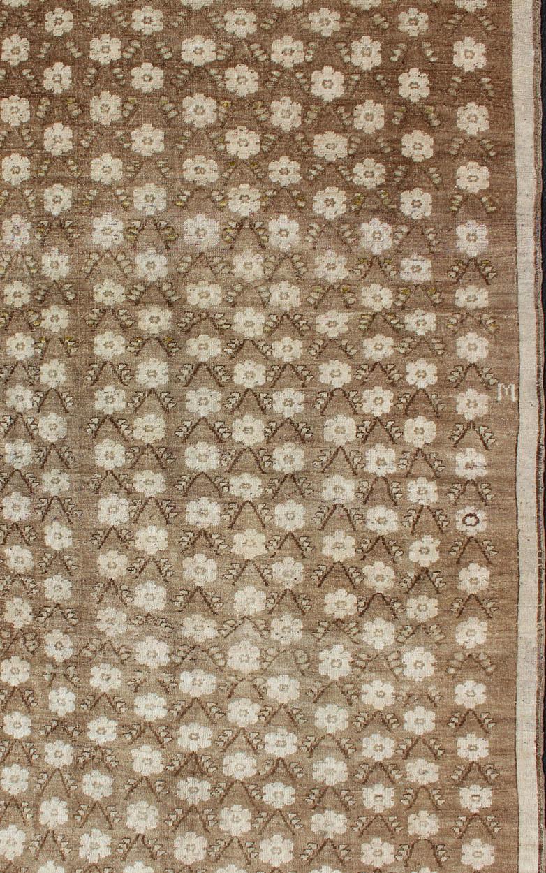 Striking 1940s Turkish Konya Rug with Flower Motifs in Brown and Cream In Good Condition For Sale In Atlanta, GA