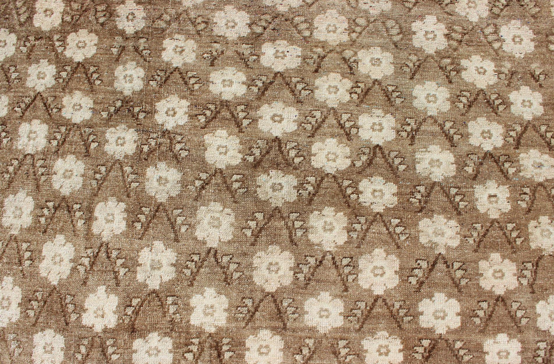 Striking 1940s Turkish Konya Rug with Flower Motifs in Brown and Cream For Sale 2