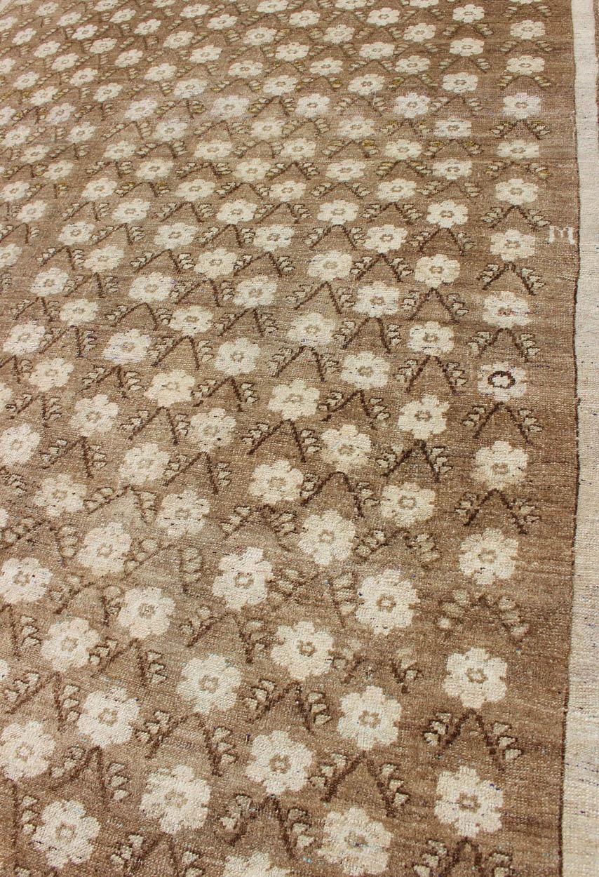 Striking 1940s Turkish Konya Rug with Flower Motifs in Brown and Cream For Sale 3