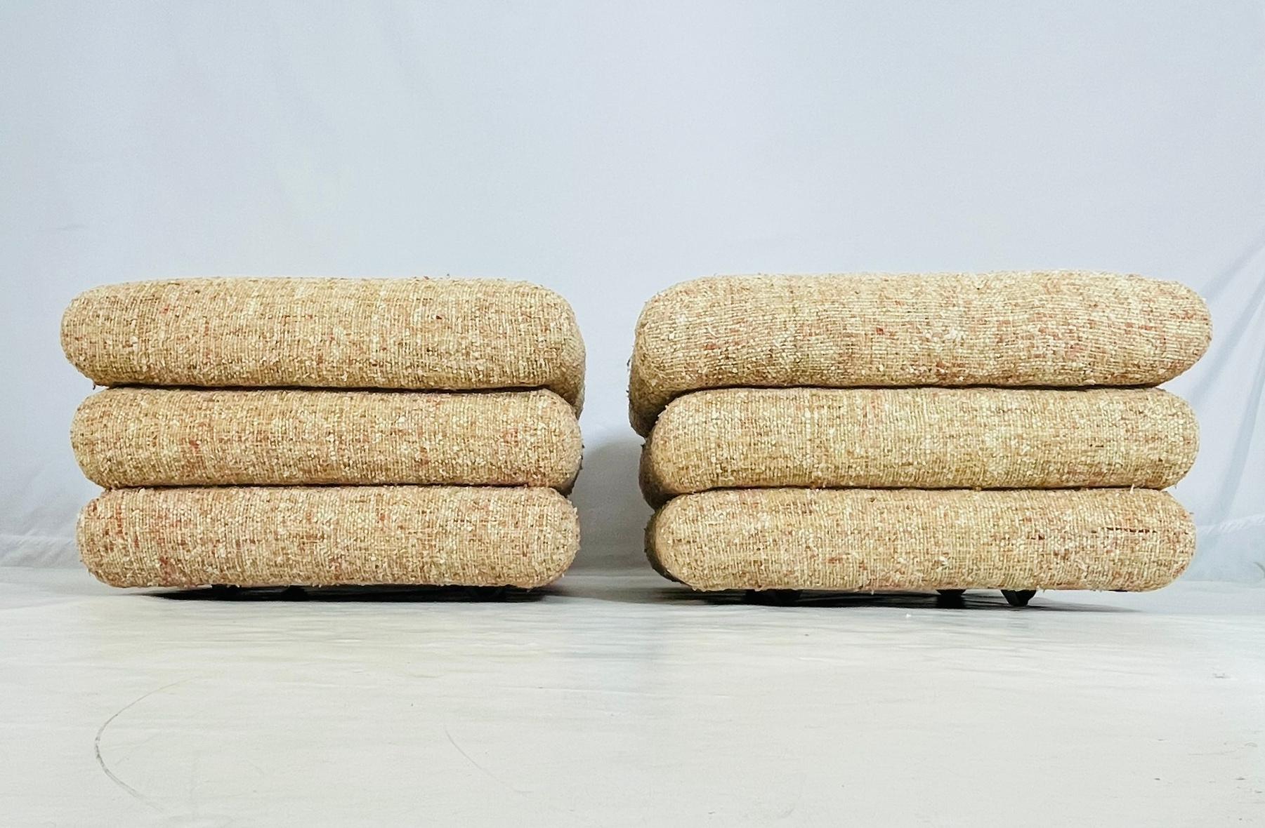 Llamativos otomanos con cojines apilados de los años 70 en tela tejida, cuadrados de 28,5 pulgadas en Bueno estado para la venta en Los Angeles, CA