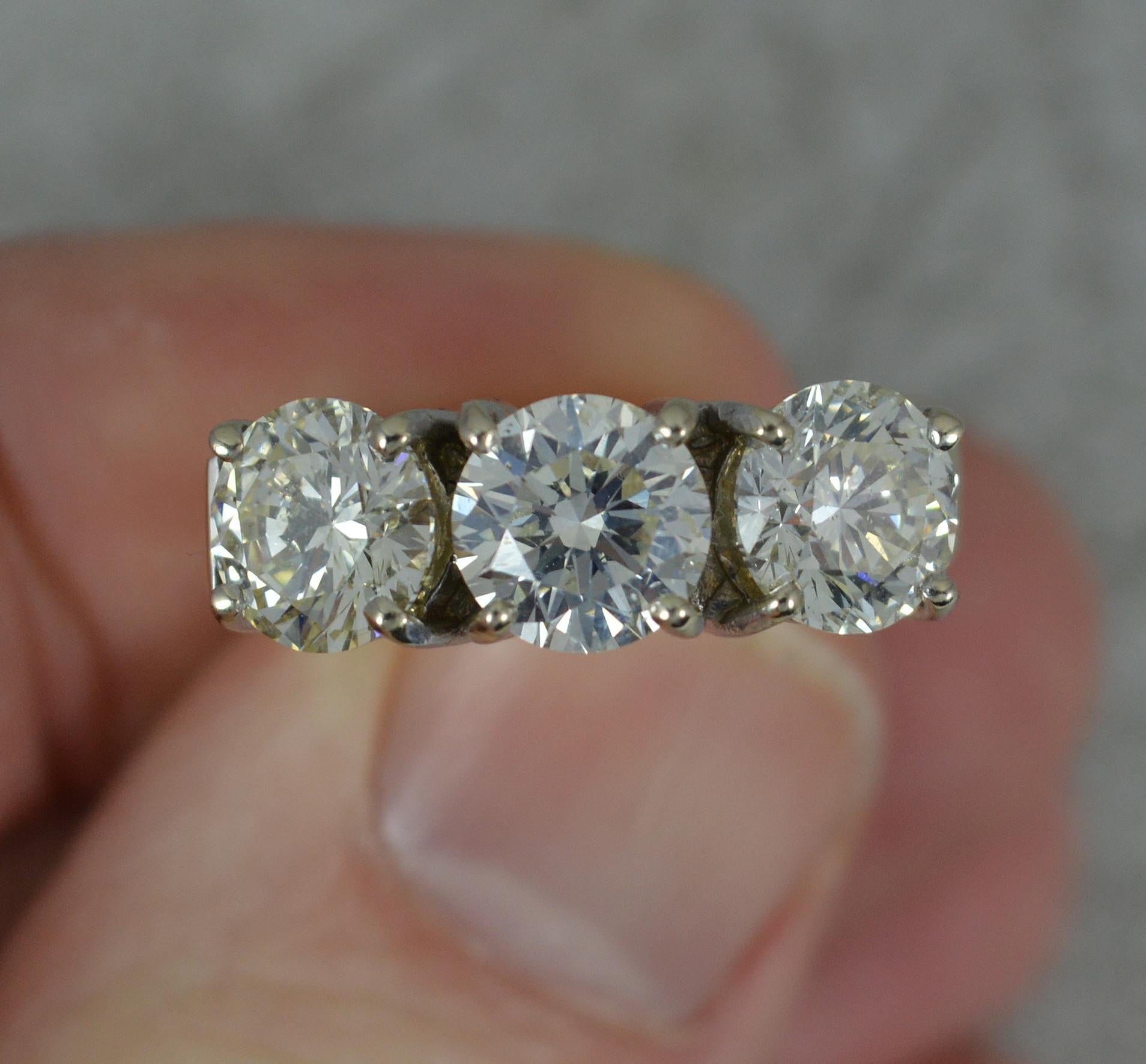 Striking 3.00ct Diamond and 18ct Gold Trilogy Engagement Ring In Excellent Condition In St Helens, GB
