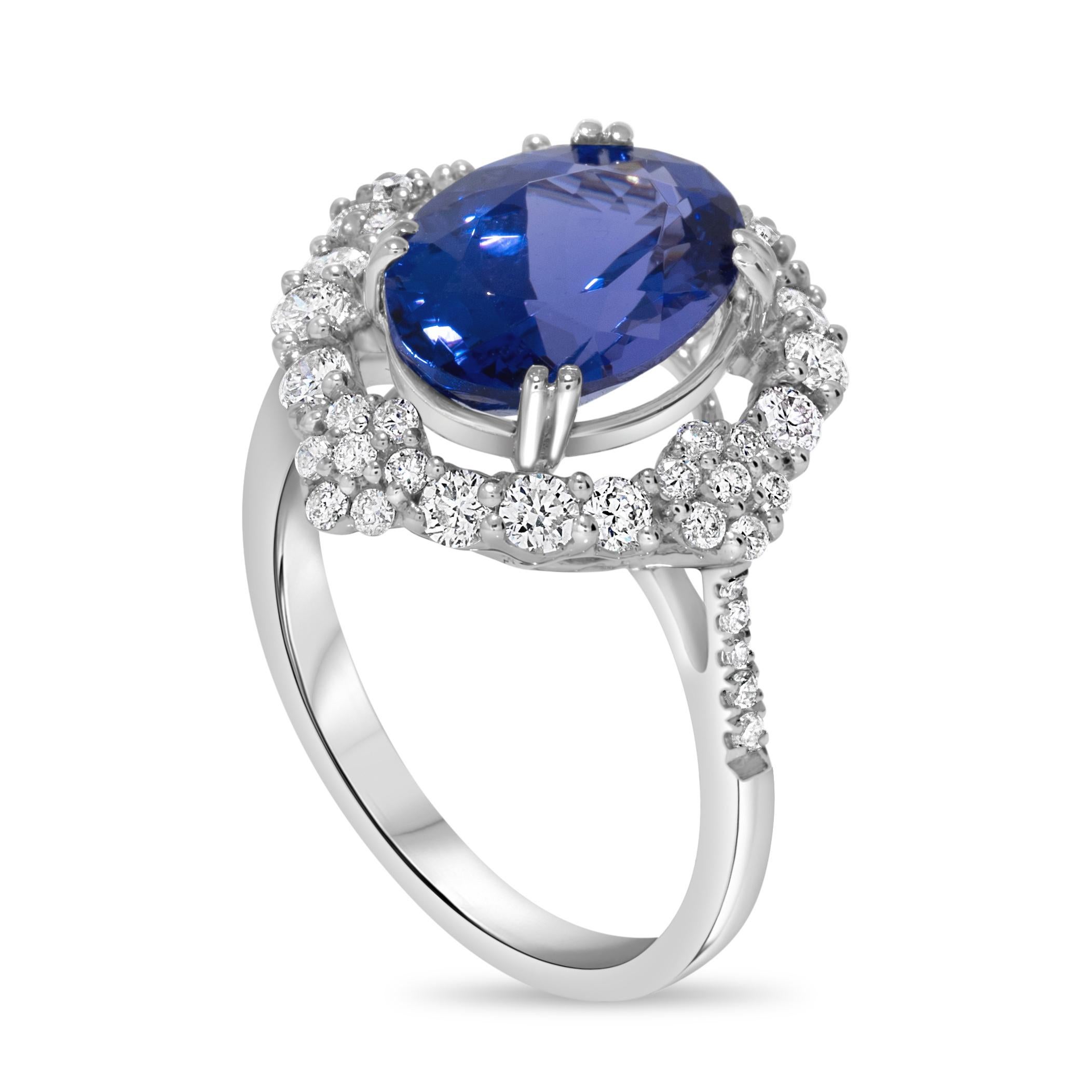 Contemporain Remarquable bague en or jaune 14 carats avec tanzanite ovale bleue de 7,69 carats et diamants en vente