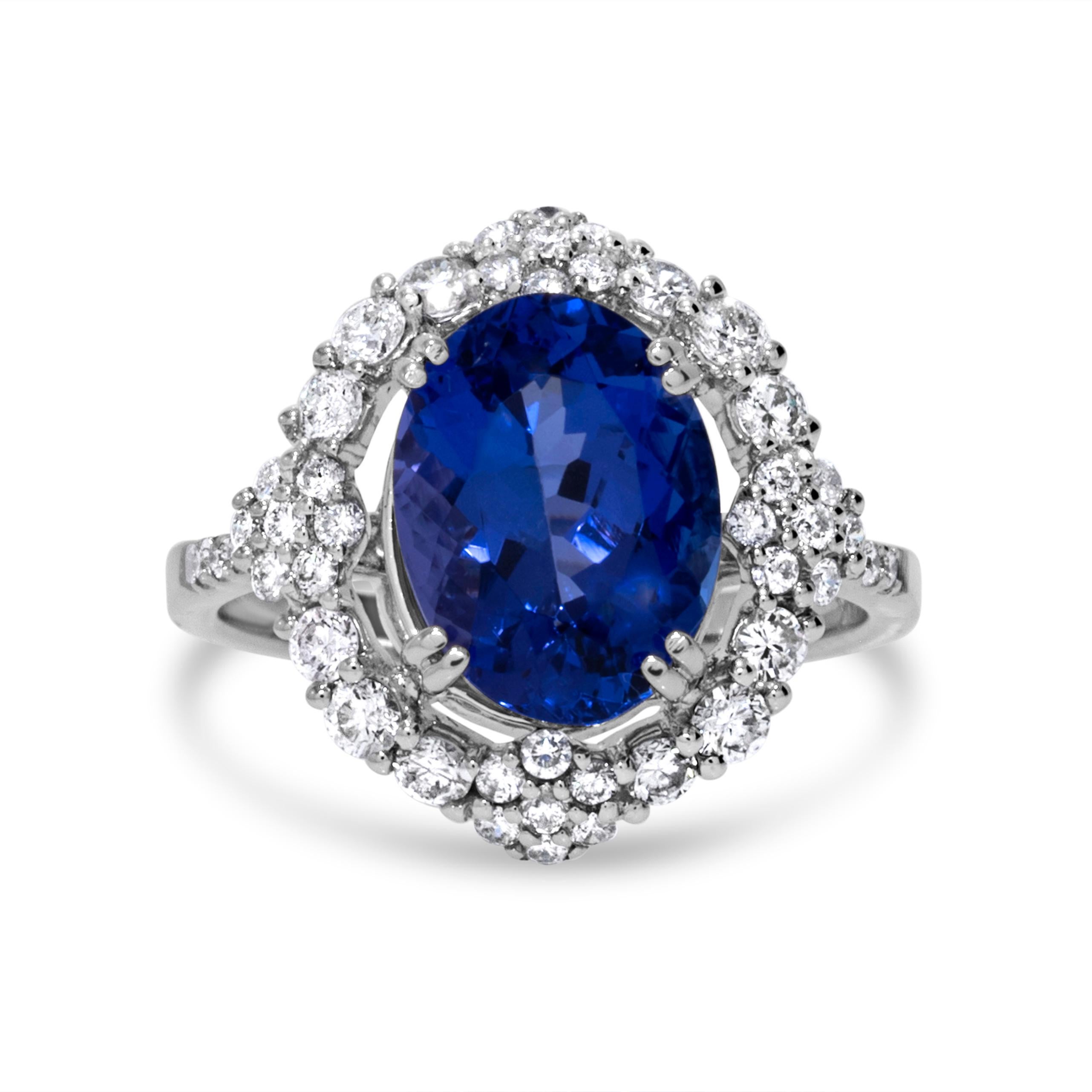 Taille ovale Remarquable bague en or jaune 14 carats avec tanzanite ovale bleue de 7,69 carats et diamants en vente
