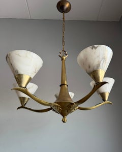 Auffälliger und skulpturaler Art-Deco-Kronleuchter mit Zickzack-Motiv und Alabasterschirmen