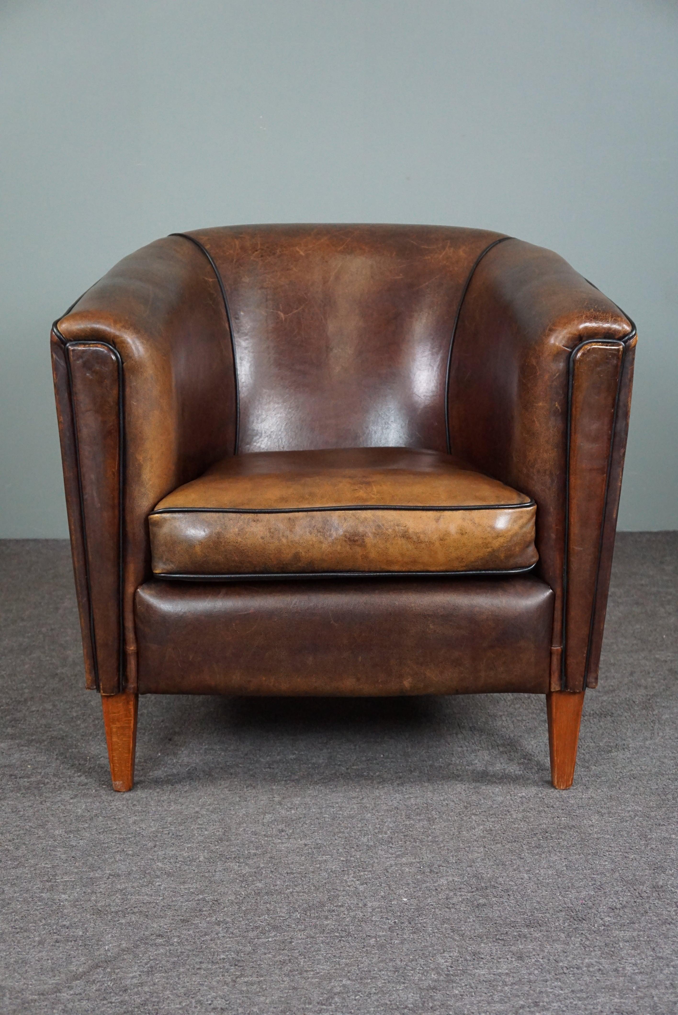 Offered is this sheep leather club chair with a highly sought-after appearance.

This well-fitting sheep leather club chair is in good condition and is particularly popular and appreciated among enthusiasts. The color gradient of the sheep leather