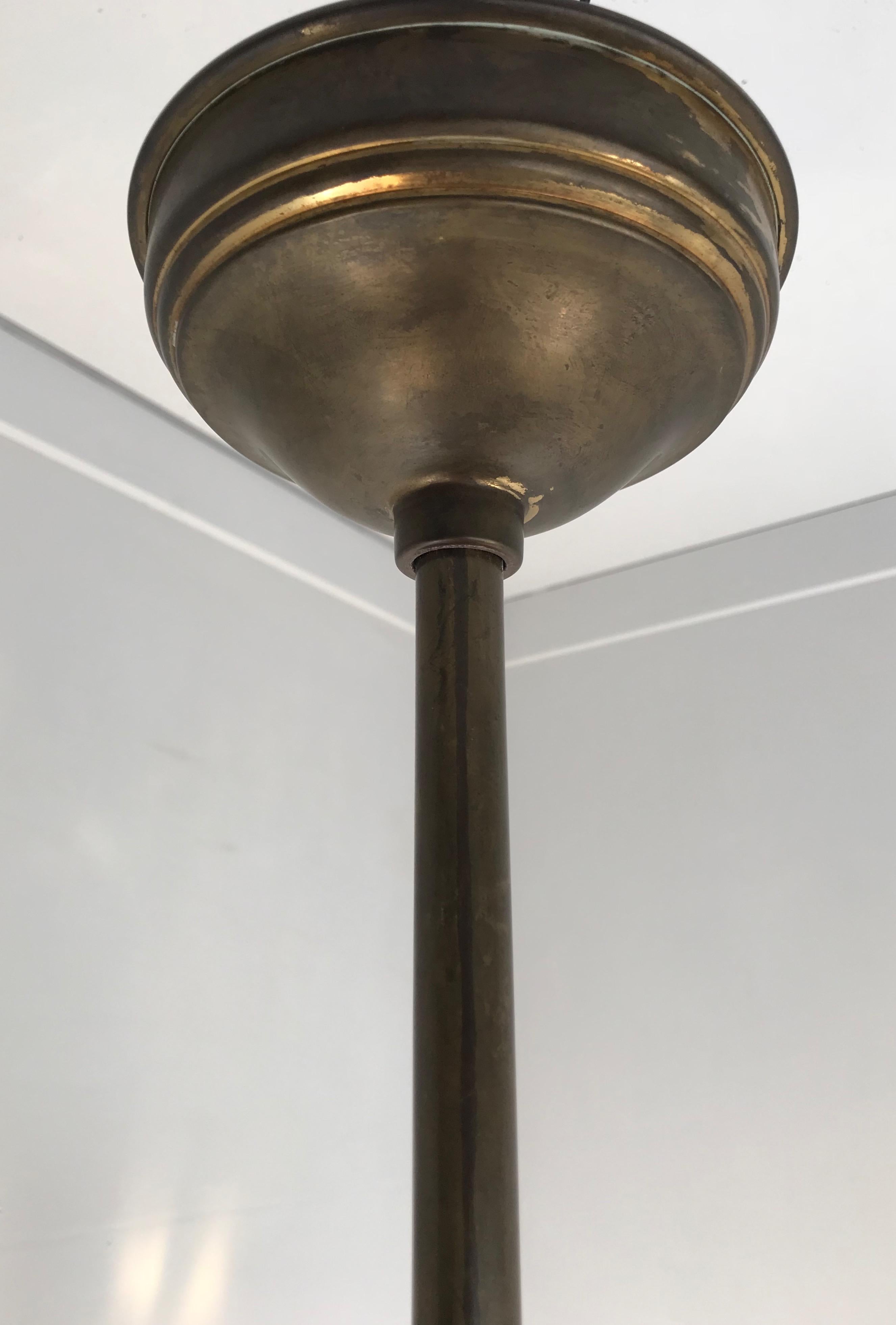 Remarquable et le plus grand pendentif de la plus grande lanterne de couloir Arts & Crafts en laiton et verre en vente 3