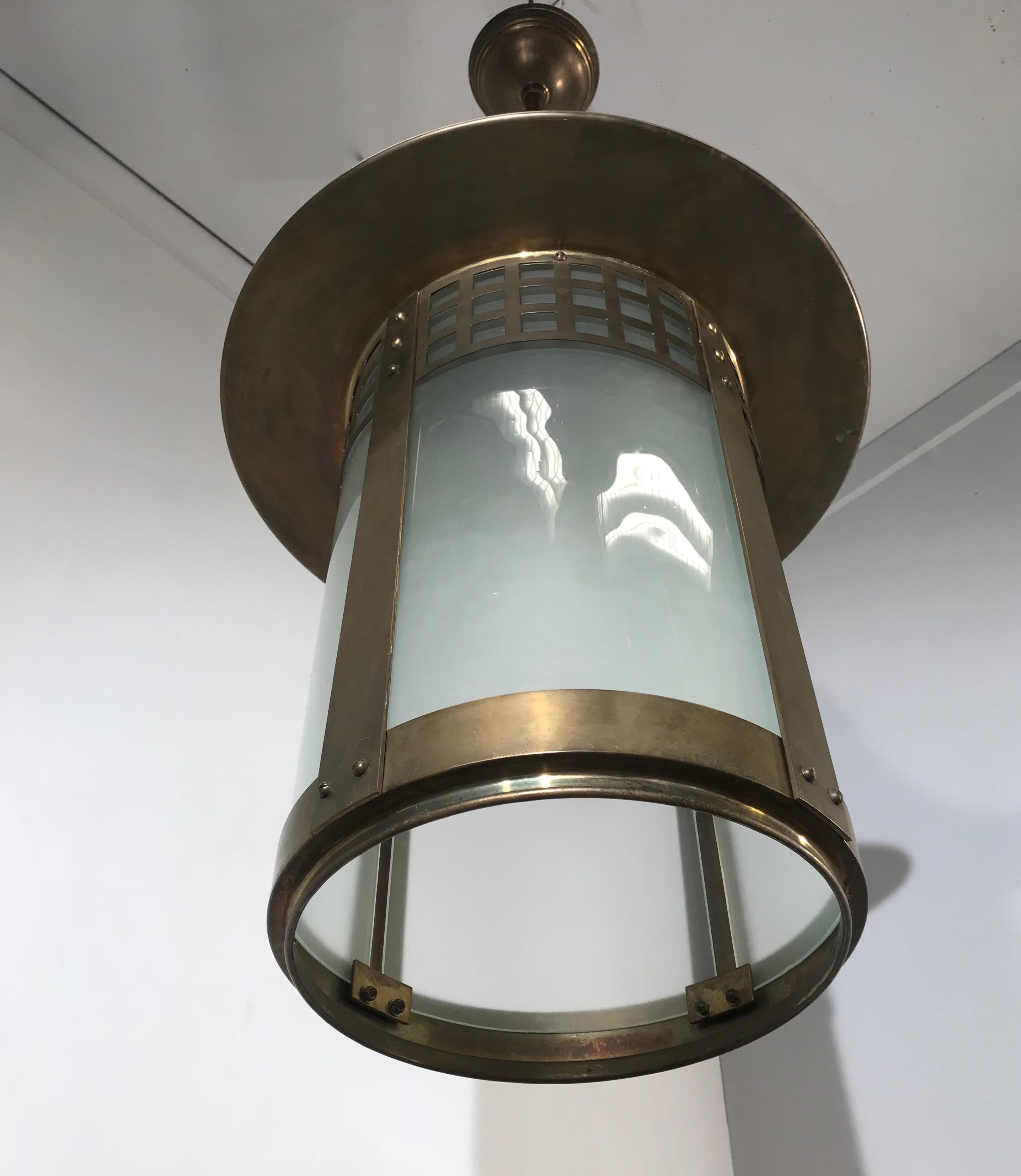 Remarquable et le plus grand pendentif de la plus grande lanterne de couloir Arts & Crafts en laiton et verre en vente 7