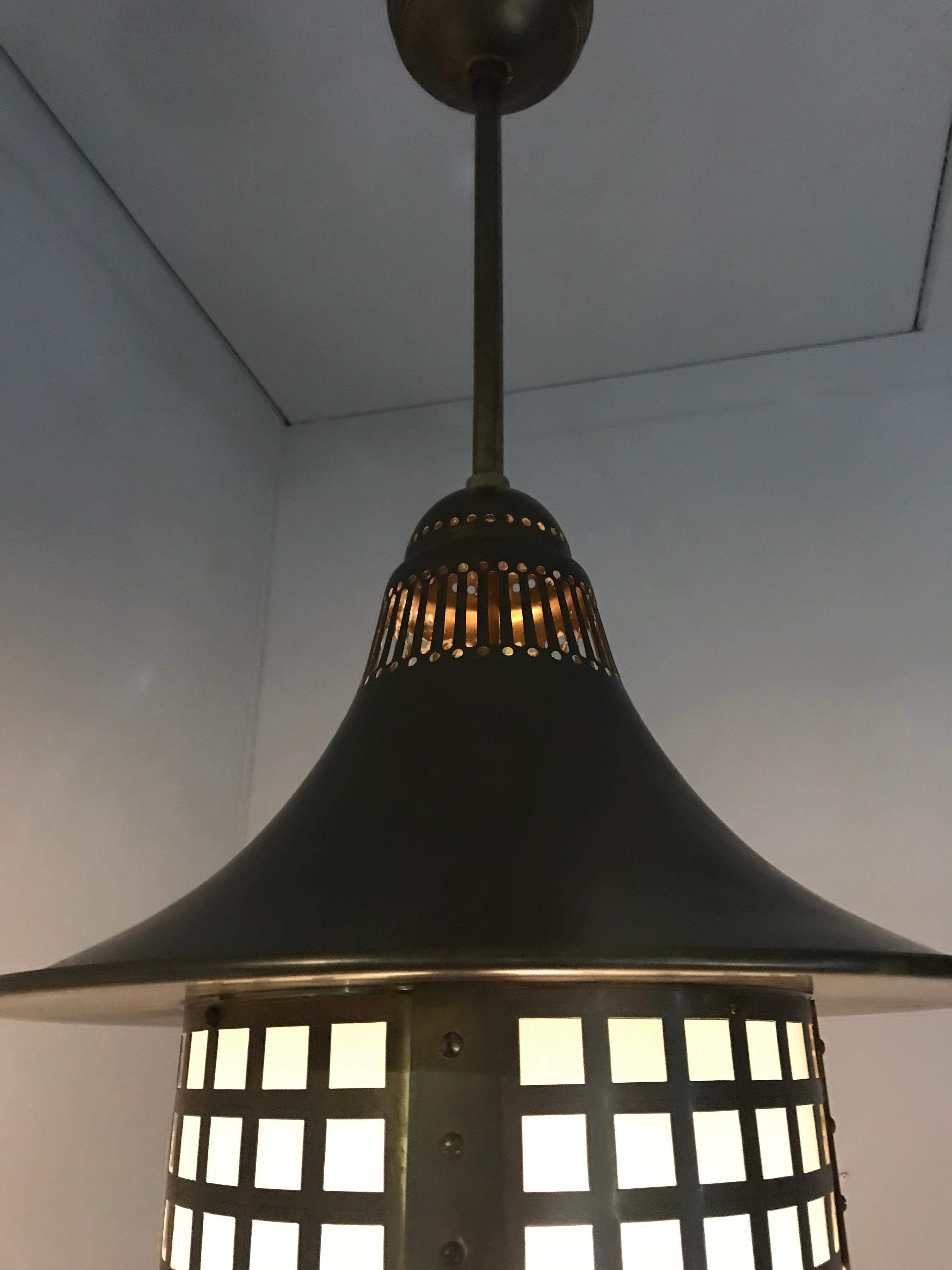 Remarquable et le plus grand pendentif de la plus grande lanterne de couloir Arts & Crafts en laiton et verre en vente 9