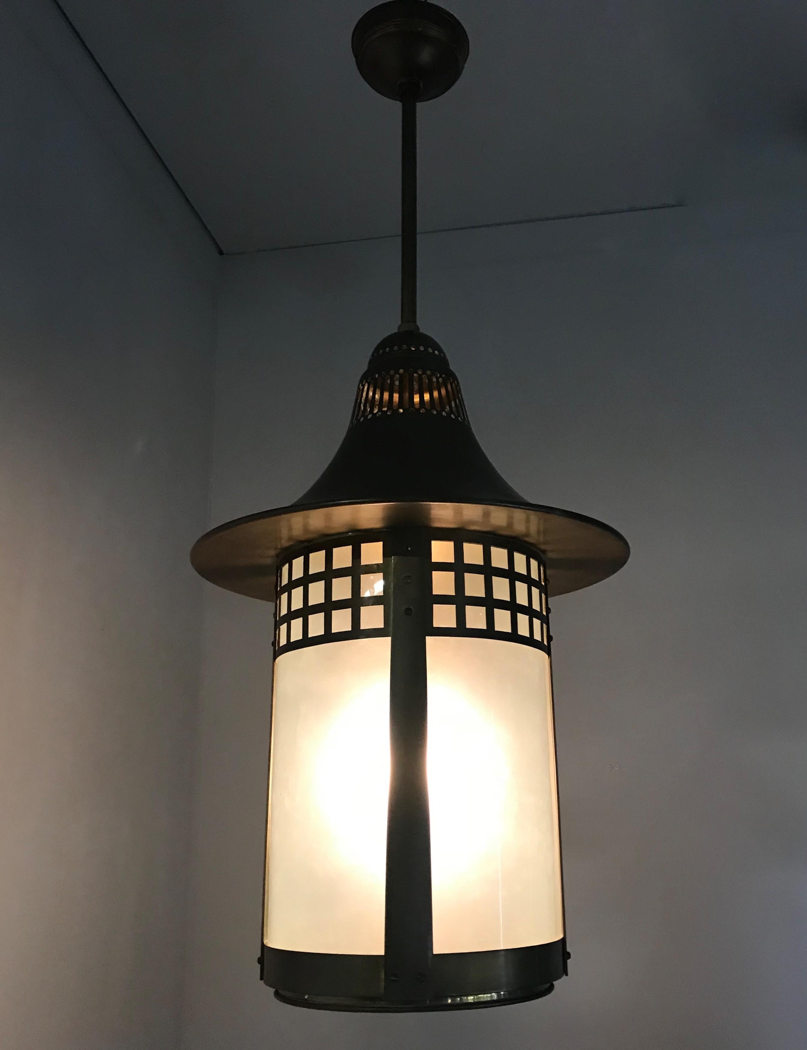 Remarquable et le plus grand pendentif de la plus grande lanterne de couloir Arts & Crafts en laiton et verre en vente 12