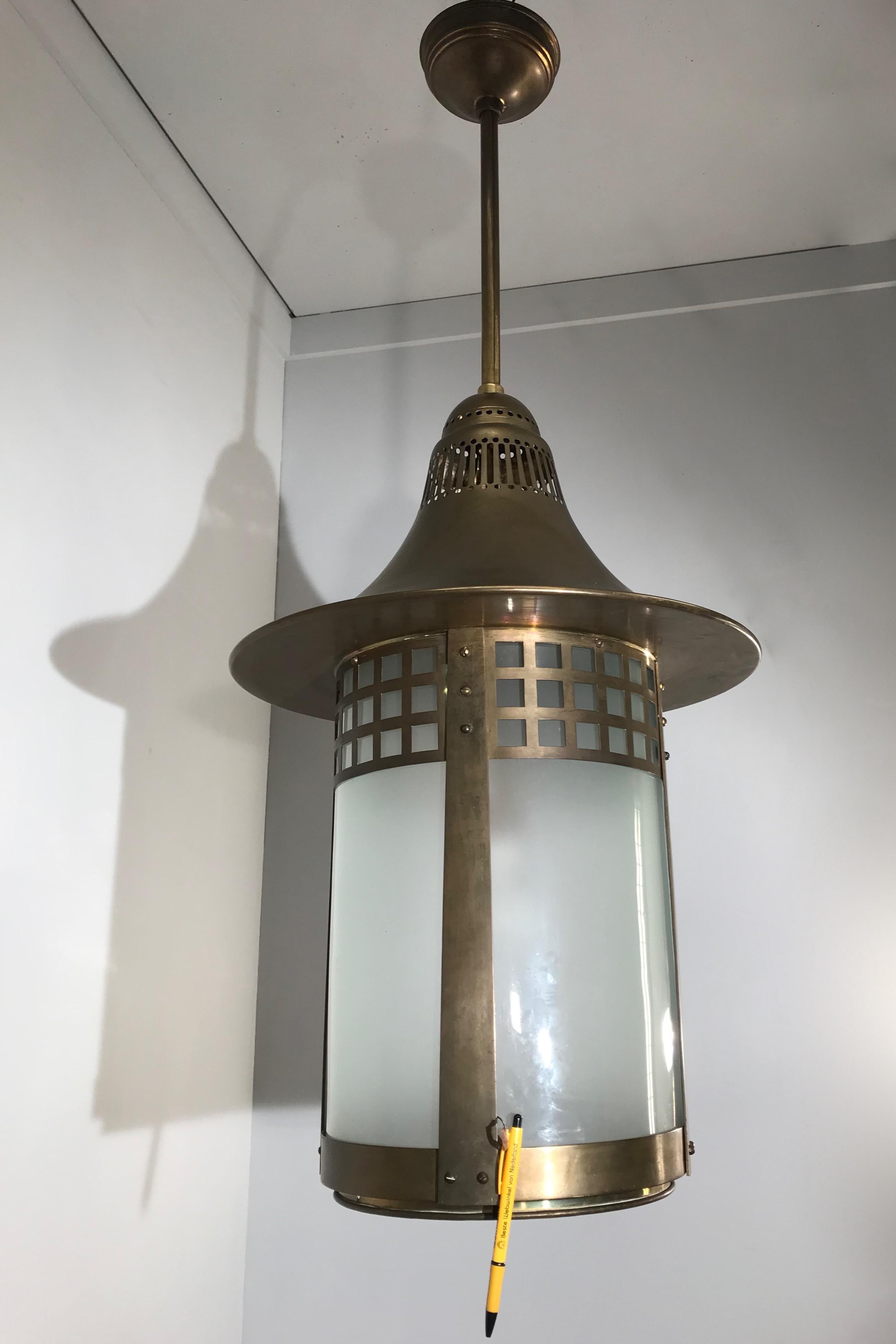 20ième siècle Remarquable et le plus grand pendentif de la plus grande lanterne de couloir Arts & Crafts en laiton et verre en vente