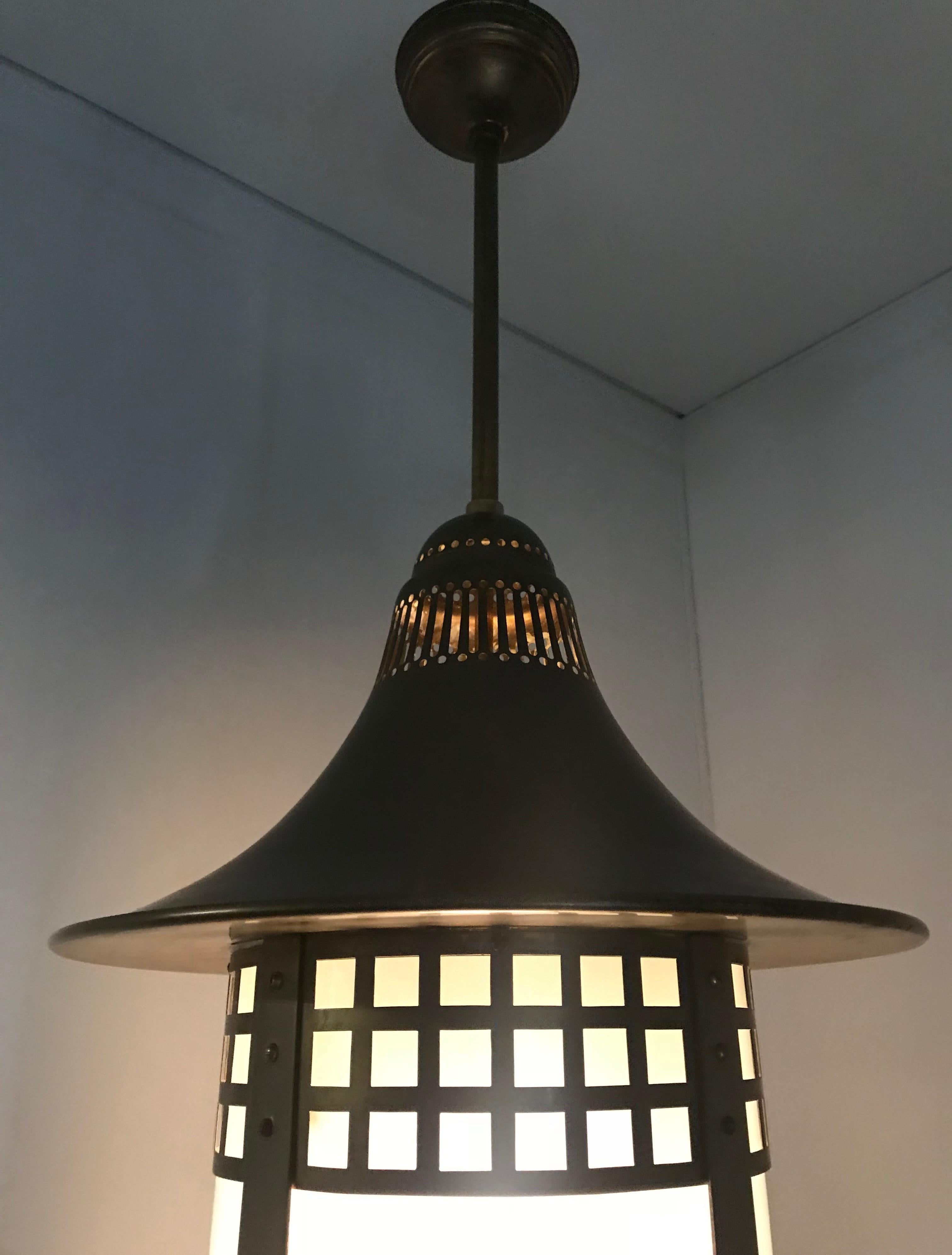 Laiton Remarquable et le plus grand pendentif de la plus grande lanterne de couloir Arts & Crafts en laiton et verre en vente