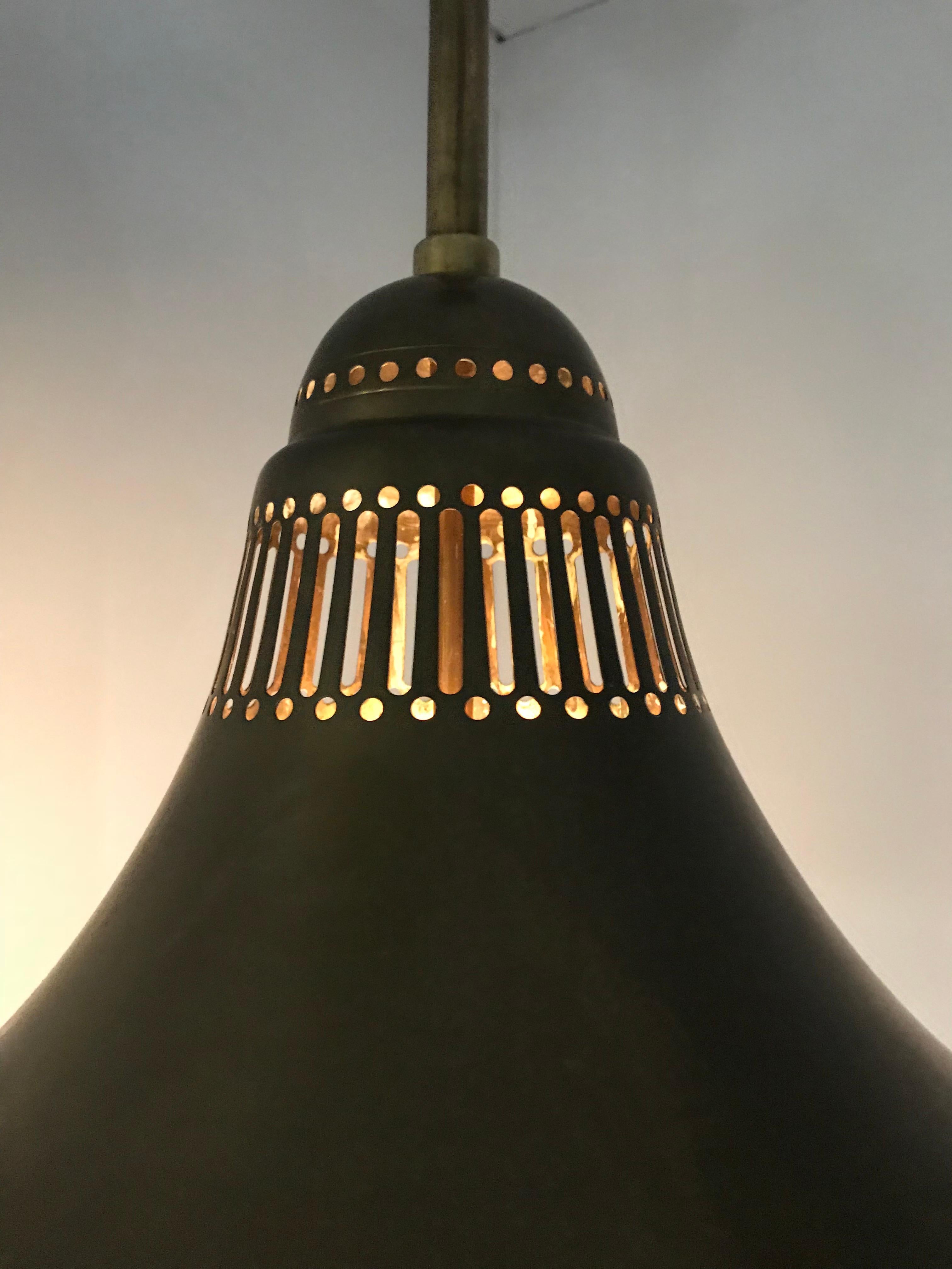 Remarquable et le plus grand pendentif de la plus grande lanterne de couloir Arts & Crafts en laiton et verre en vente 1