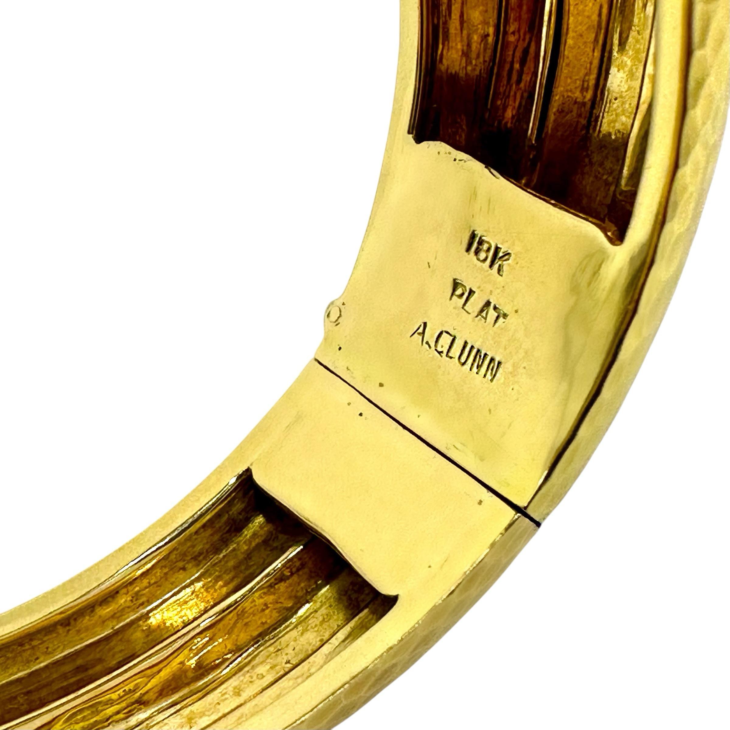 Stupefacente bracciale Andrew Clunn in oro 18 carati martellato, diamanti e smalto nero in vendita 4