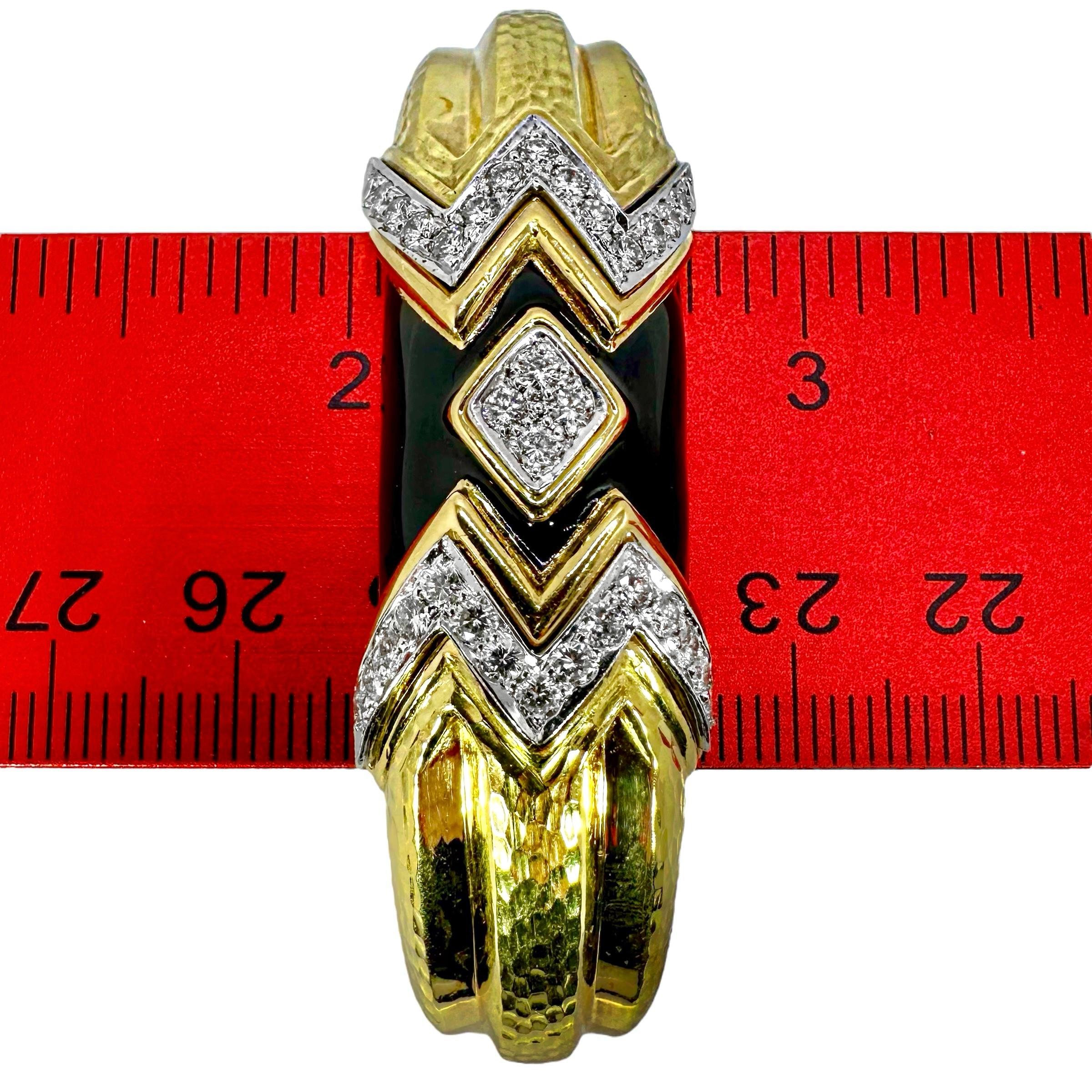 Stupefacente bracciale Andrew Clunn in oro 18 carati martellato, diamanti e smalto nero in vendita 5