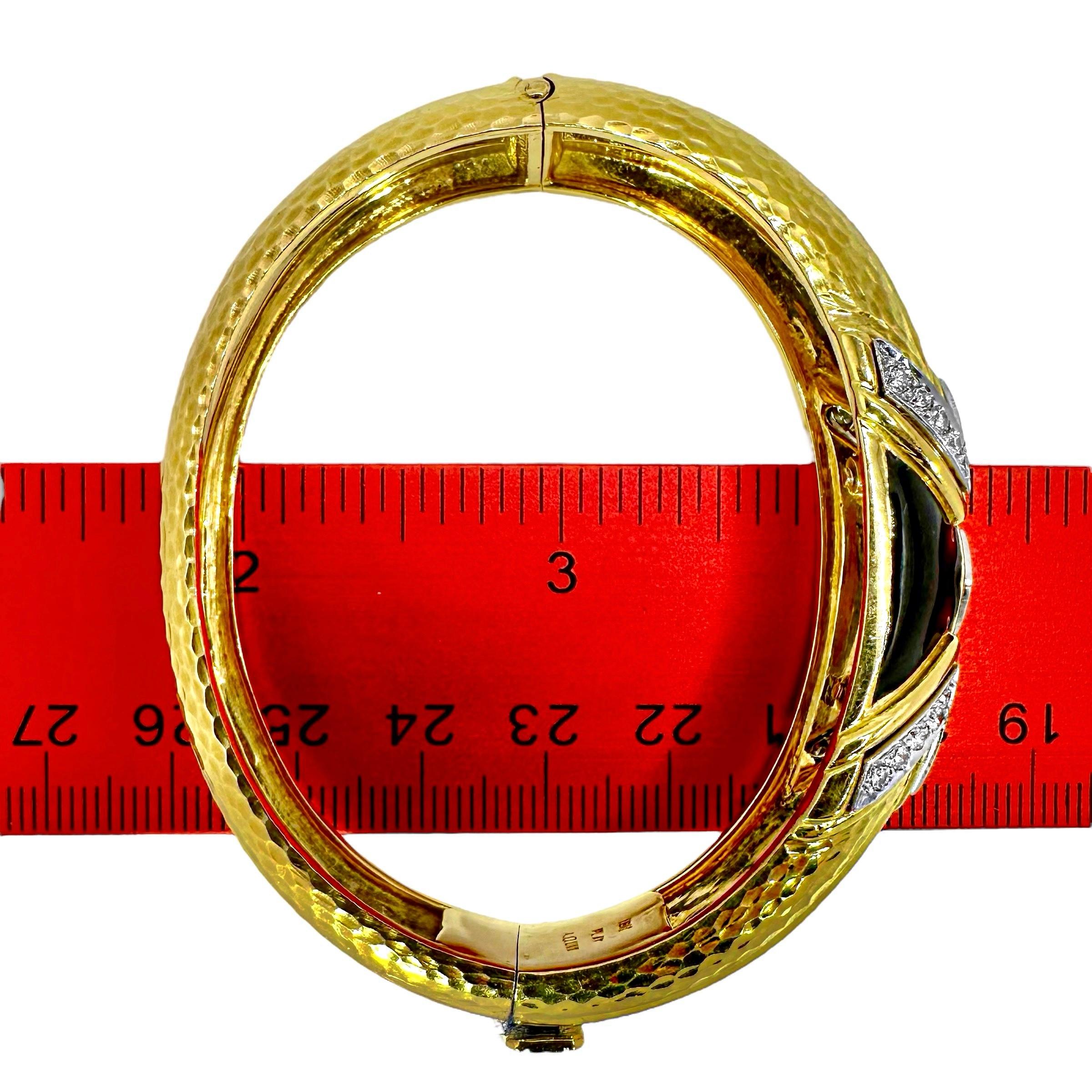 Stupefacente bracciale Andrew Clunn in oro 18 carati martellato, diamanti e smalto nero in vendita 6