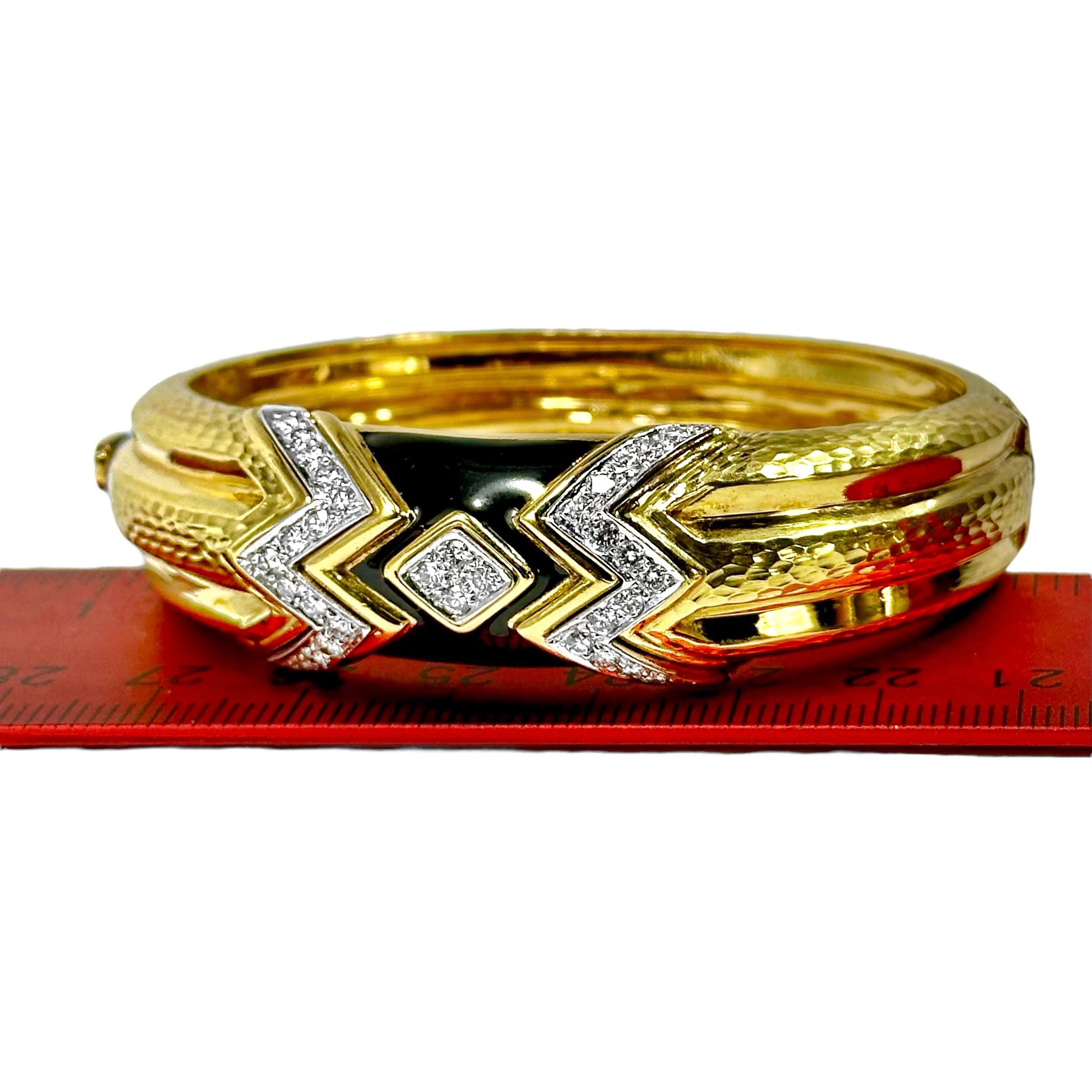 Stupefacente bracciale Andrew Clunn in oro 18 carati martellato, diamanti e smalto nero in vendita 7