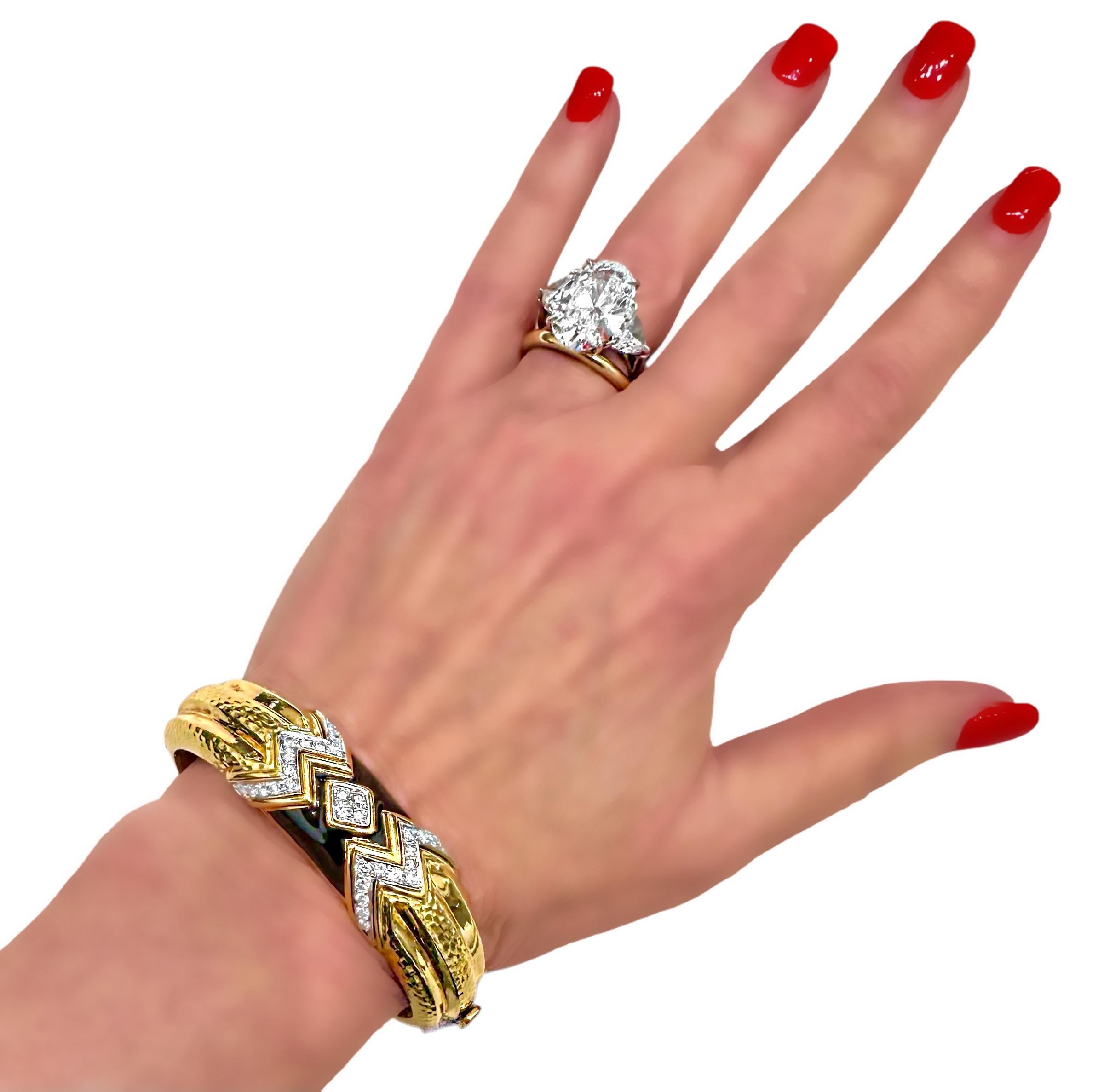 Stupefacente bracciale Andrew Clunn in oro 18 carati martellato, diamanti e smalto nero in vendita 9