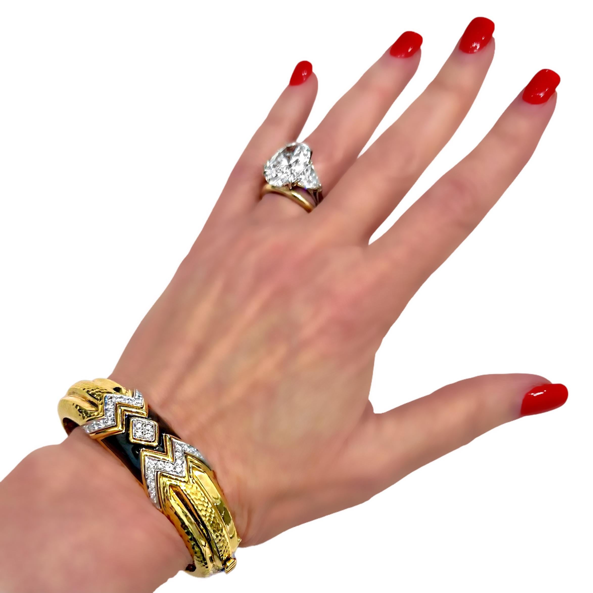 Stupefacente bracciale Andrew Clunn in oro 18 carati martellato, diamanti e smalto nero in vendita 10