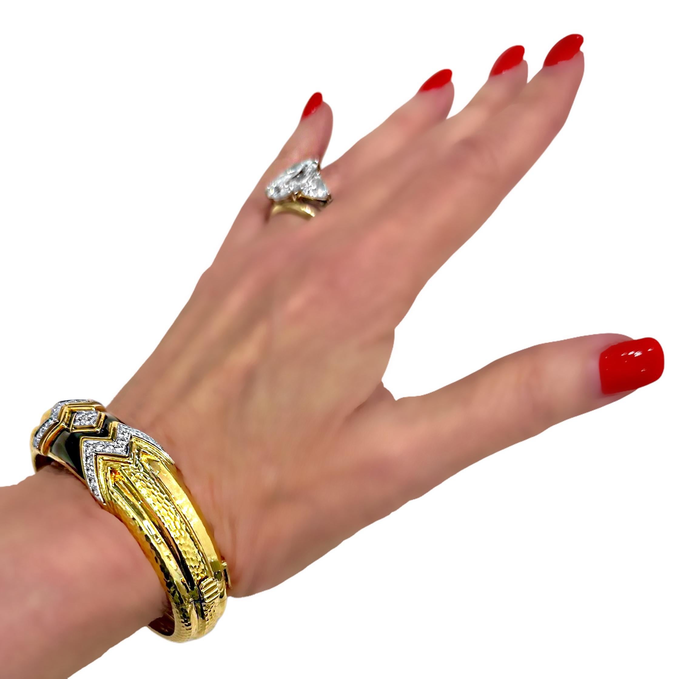 Stupefacente bracciale Andrew Clunn in oro 18 carati martellato, diamanti e smalto nero in vendita 11