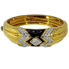Auffälliger Andrew Clunn-Armreif aus gehämmertem 18K Gold, Diamanten und schwarzer Emaille