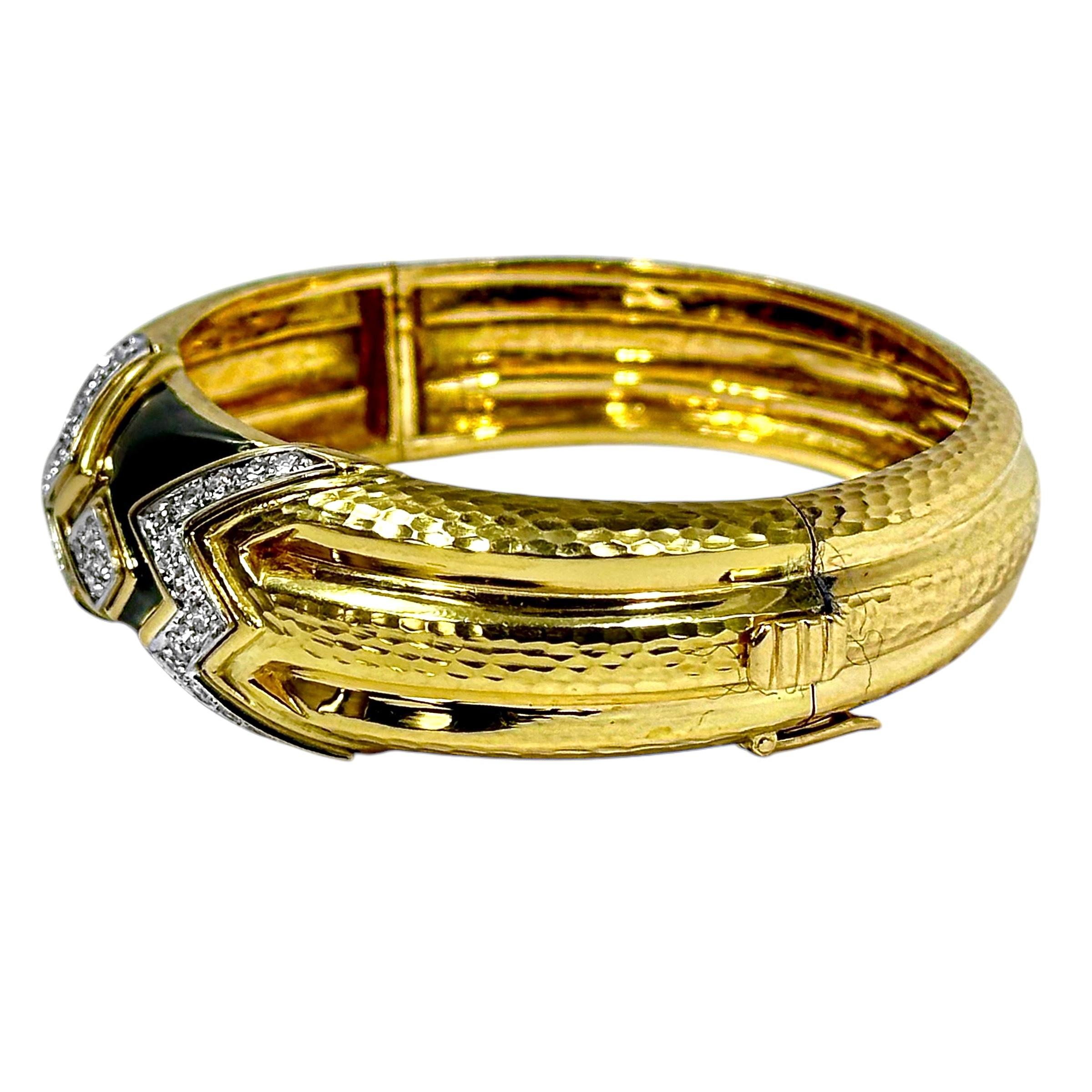 Taglio brillante Stupefacente bracciale Andrew Clunn in oro 18 carati martellato, diamanti e smalto nero in vendita