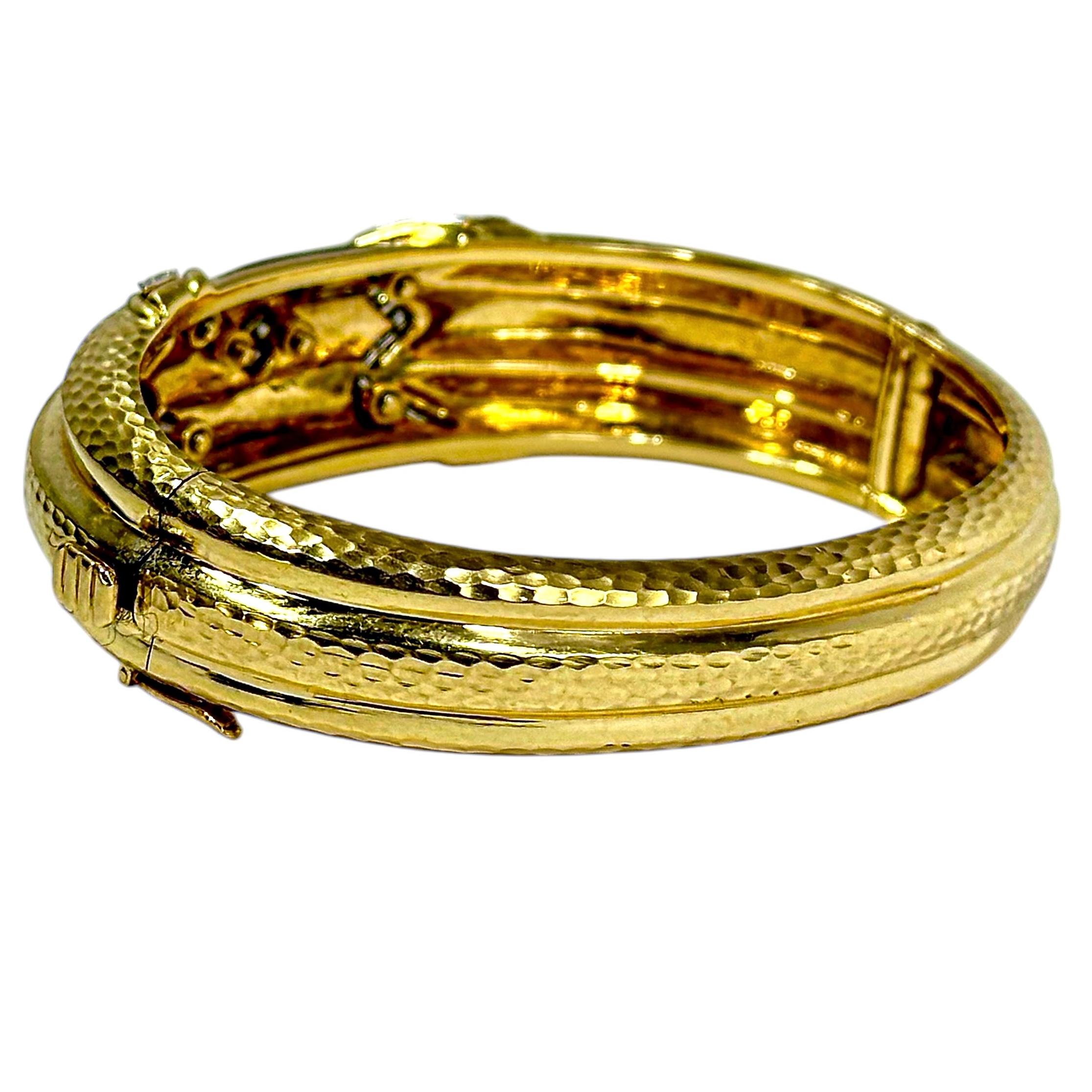 Stupefacente bracciale Andrew Clunn in oro 18 carati martellato, diamanti e smalto nero In condizioni buone in vendita a Palm Beach, FL