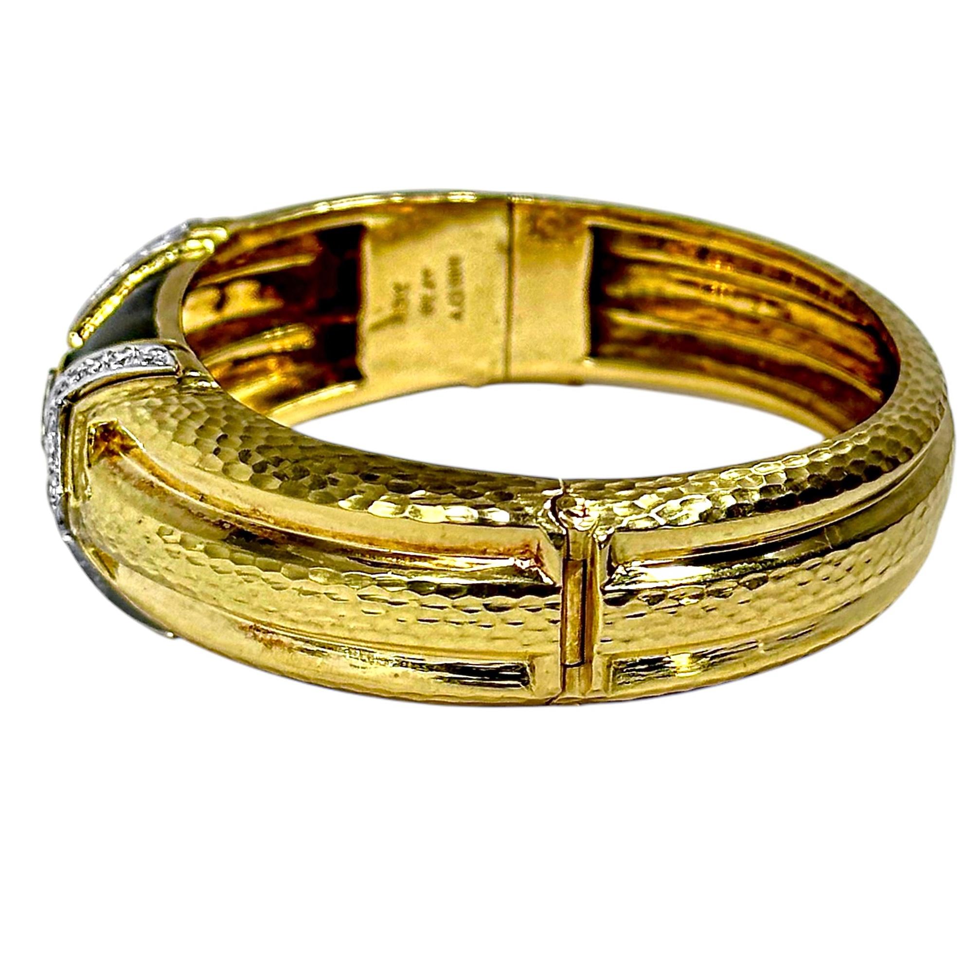 Donna Stupefacente bracciale Andrew Clunn in oro 18 carati martellato, diamanti e smalto nero in vendita