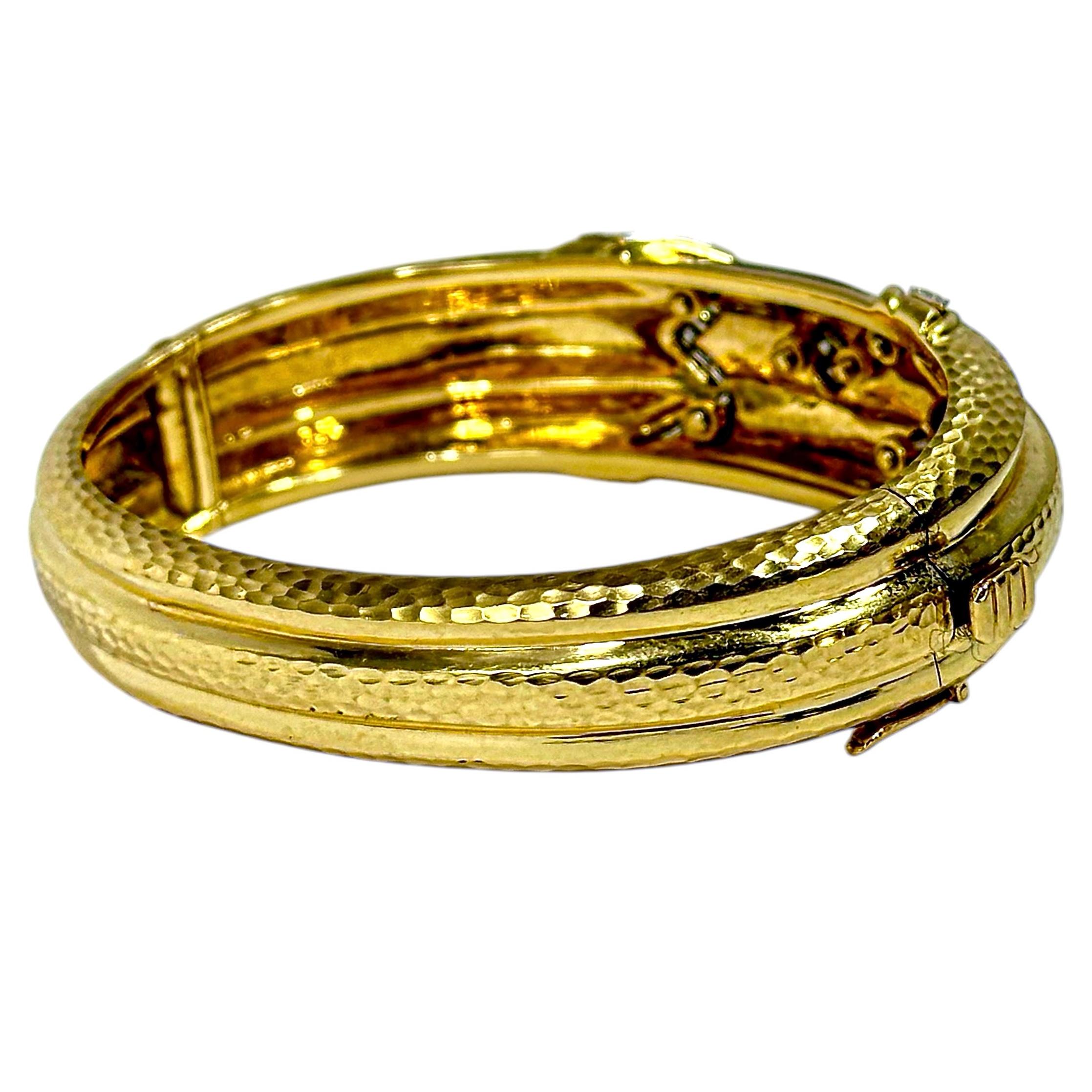 Stupefacente bracciale Andrew Clunn in oro 18 carati martellato, diamanti e smalto nero in vendita 1
