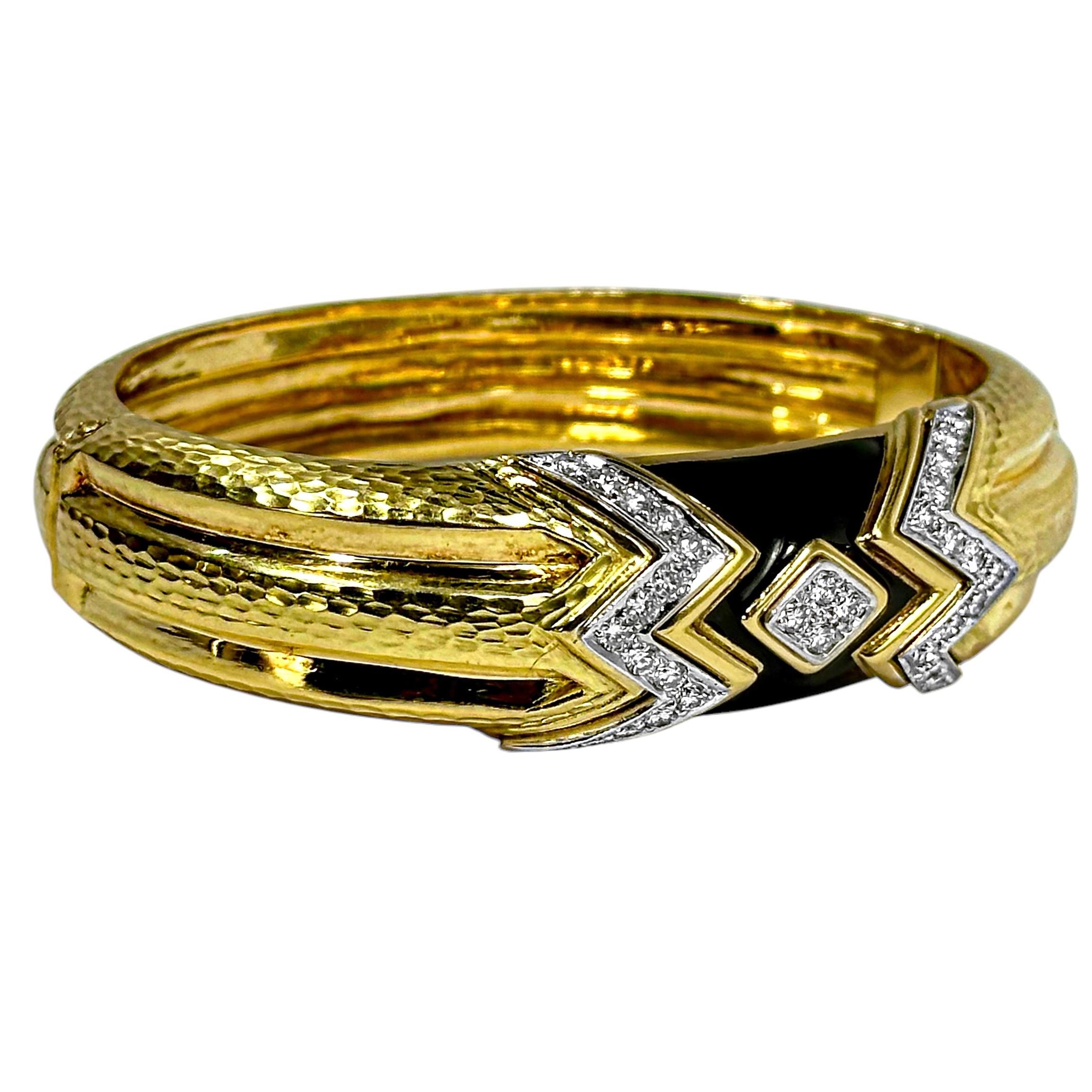 Stupefacente bracciale Andrew Clunn in oro 18 carati martellato, diamanti e smalto nero in vendita 3
