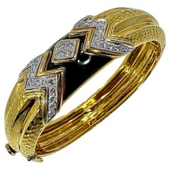 Auffälliger Andrew Clunn-Armreif aus gehämmertem 18K Gold, Diamanten und schwarzer Emaille