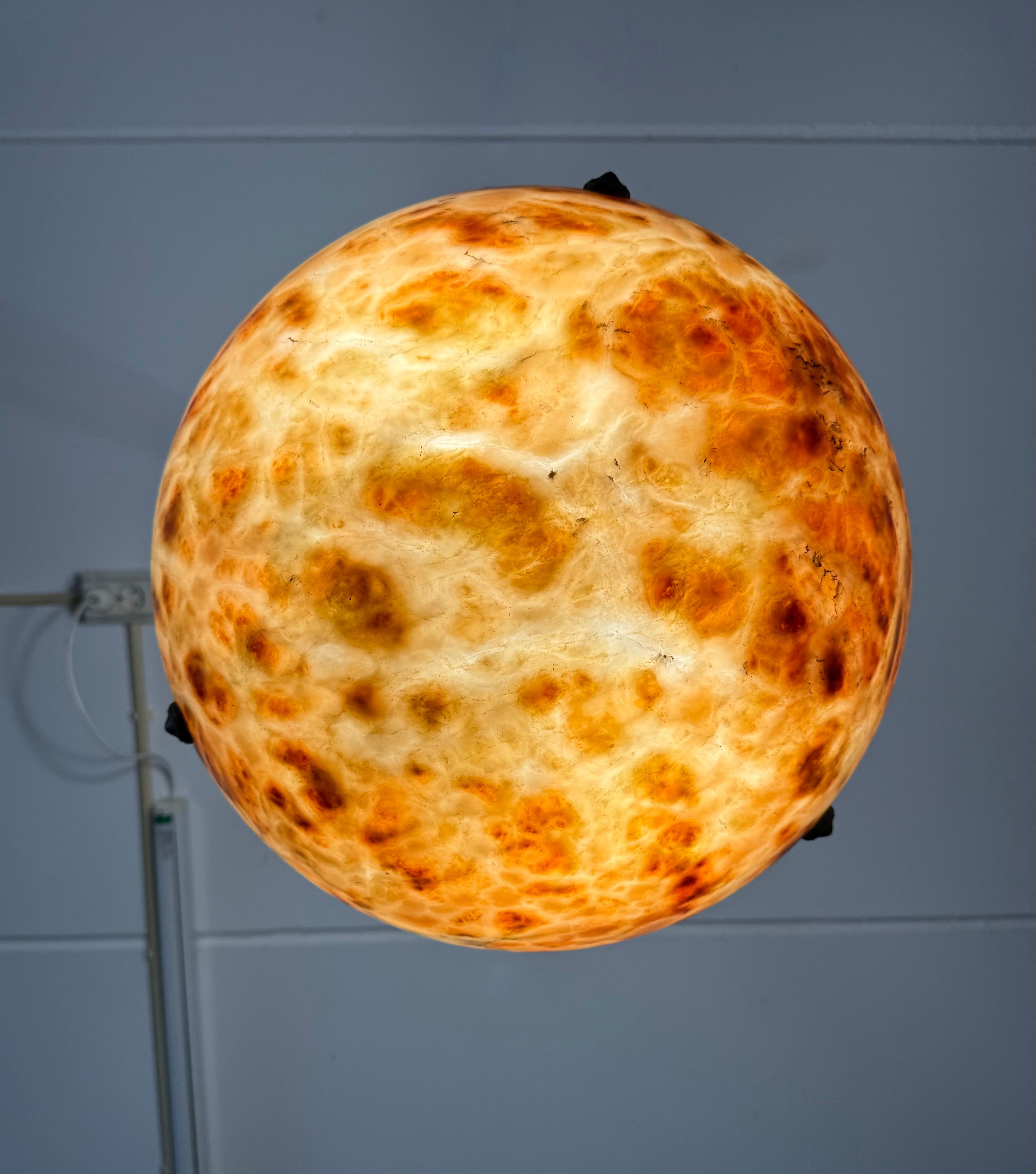 Striking Antique Alabaster Bowl Pendant Light w. Warm Amber Veining, circa 1920 In Good Condition For Sale In Lisse, NL