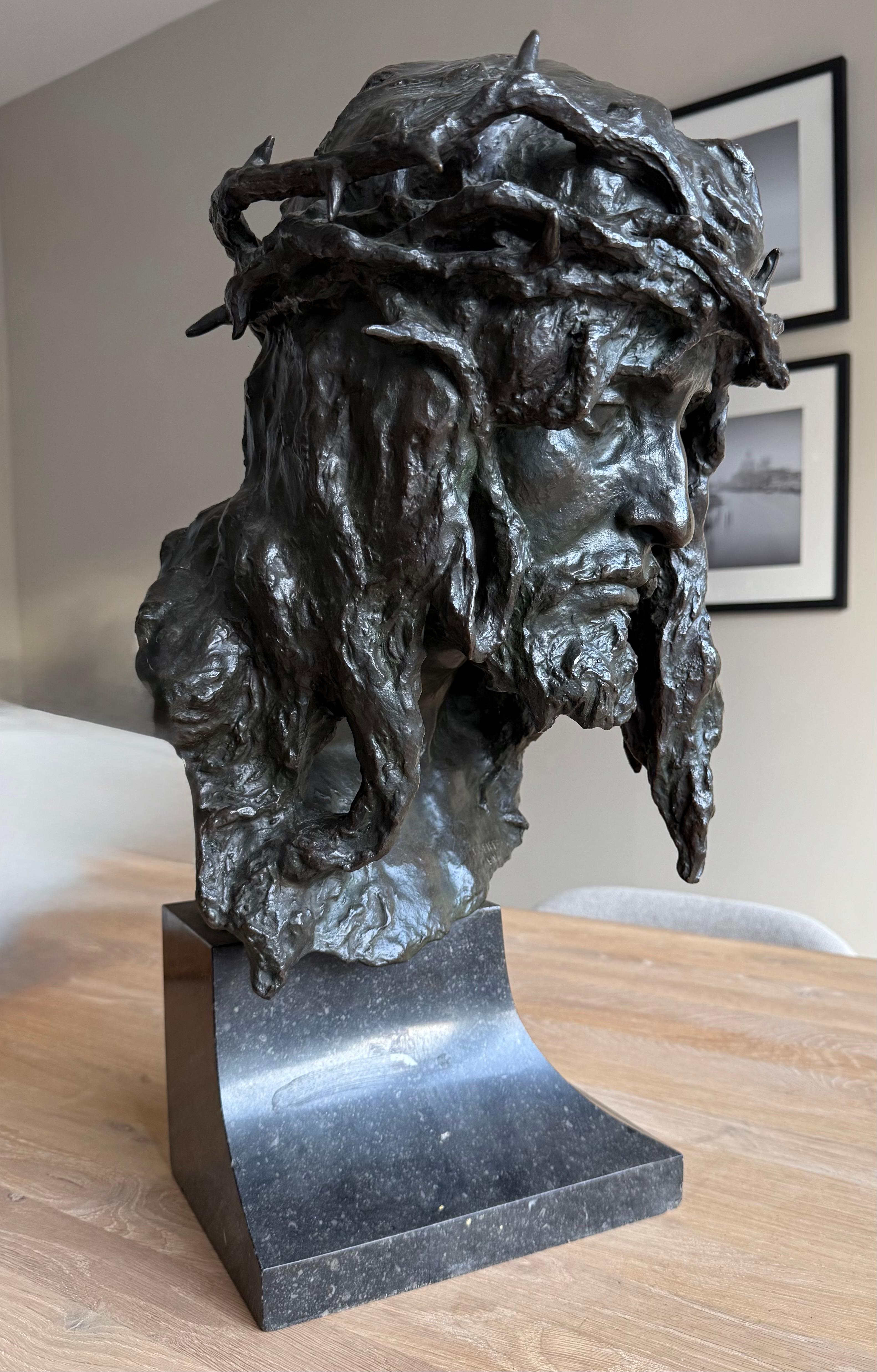 Einzigartige und antike Bronze- und Hartsteinskulptur (Sockel) unseres Herrn Jesus von Franz Seifert, Wien.

Diese atemberaubende religiöse Bronzebüste des österreichischen Meisters Franz Seifert (1866-1951) ist ein außergewöhnliches Beispiel für