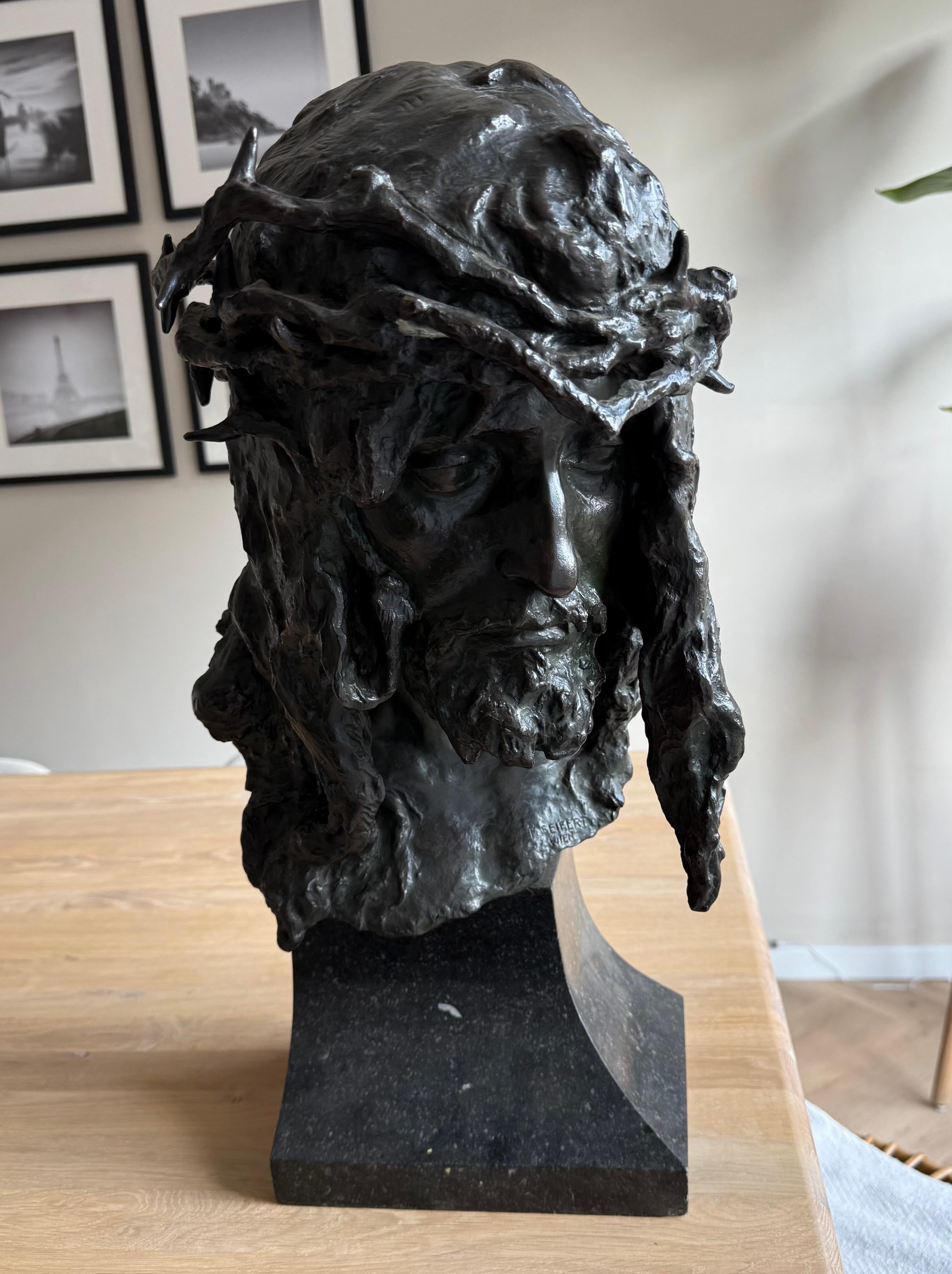 Auffällige antike österreichische Bronzebüste von Christus gekrönt w. Thorns von F. Seifert. (Österreichisch) im Angebot