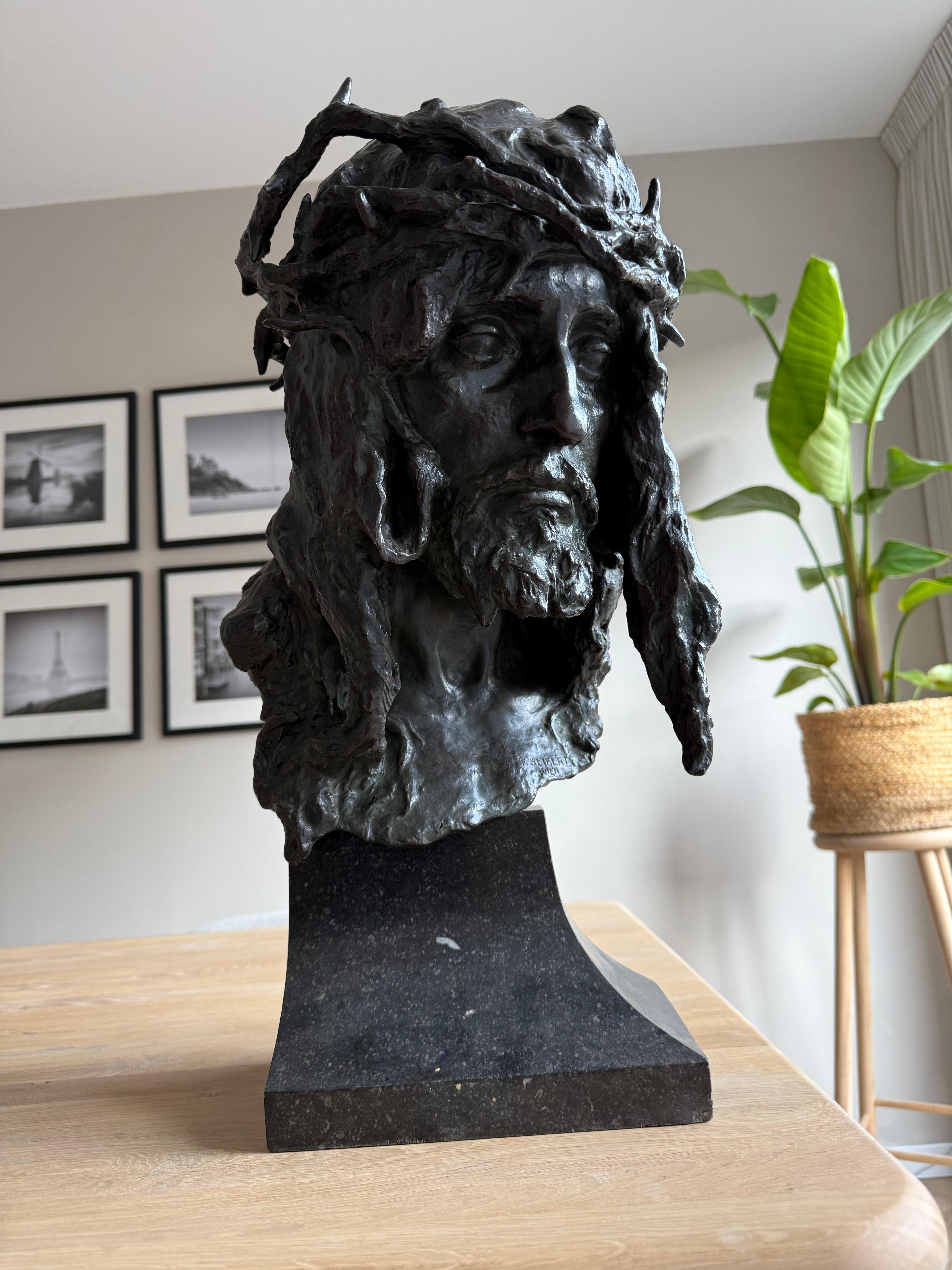 Auffällige antike österreichische Bronzebüste von Christus gekrönt w. Thorns von F. Seifert. (Handgeschnitzt) im Angebot