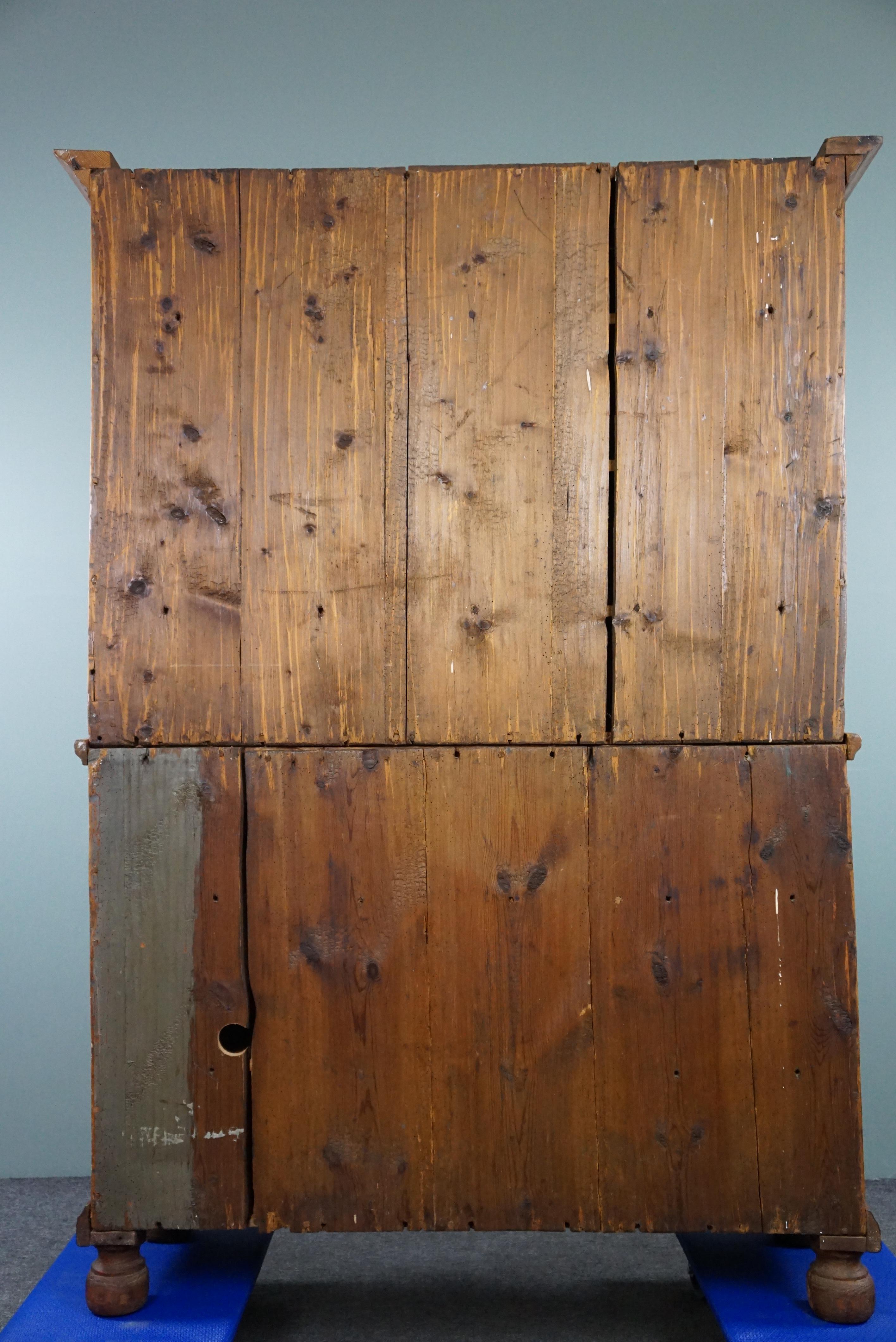 Auffälliger antiker Buffetschrank mit lackierten Türen.  (Mittleres 19. Jahrhundert) im Angebot