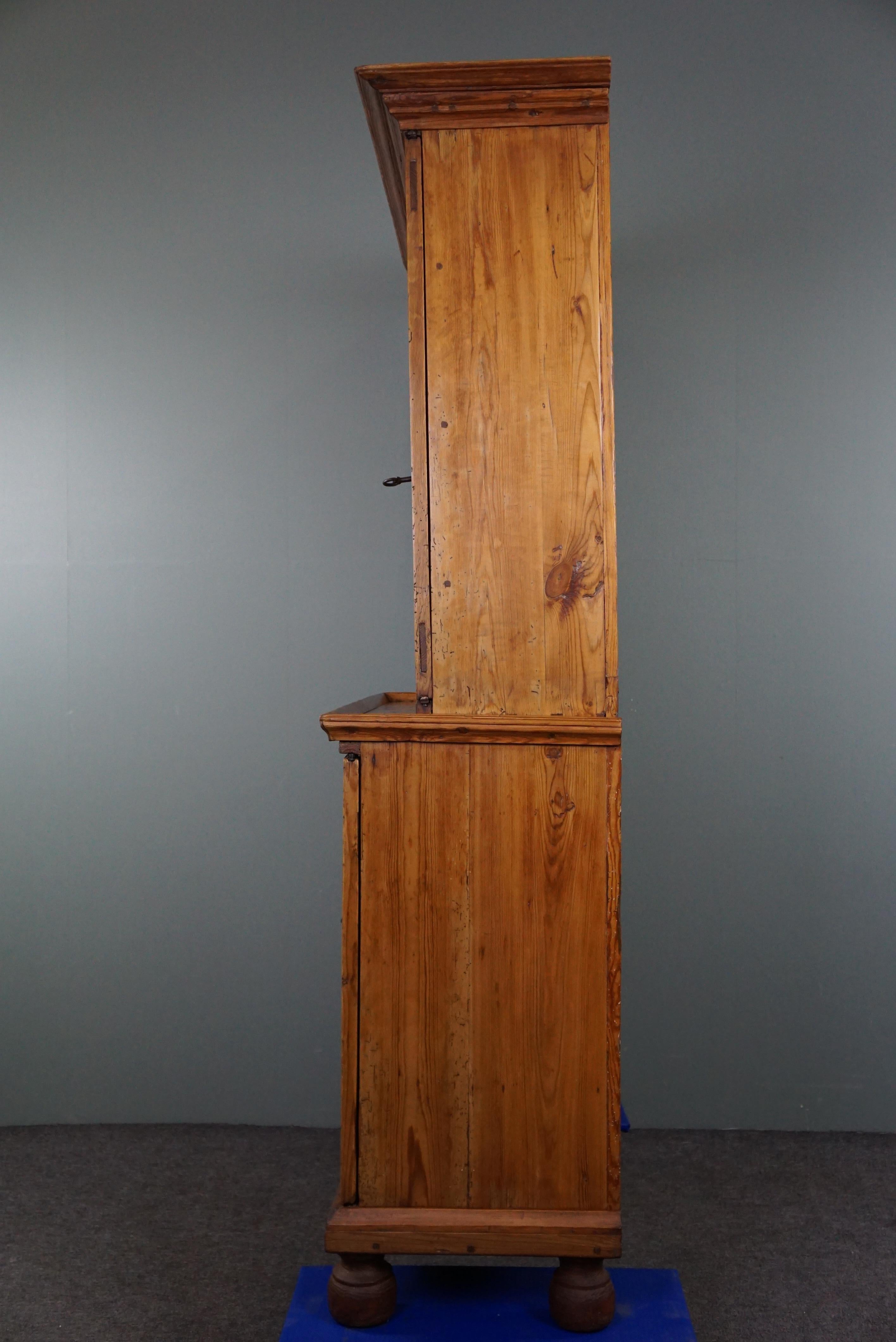 Auffälliger antiker Buffetschrank mit lackierten Türen.  (Holz) im Angebot