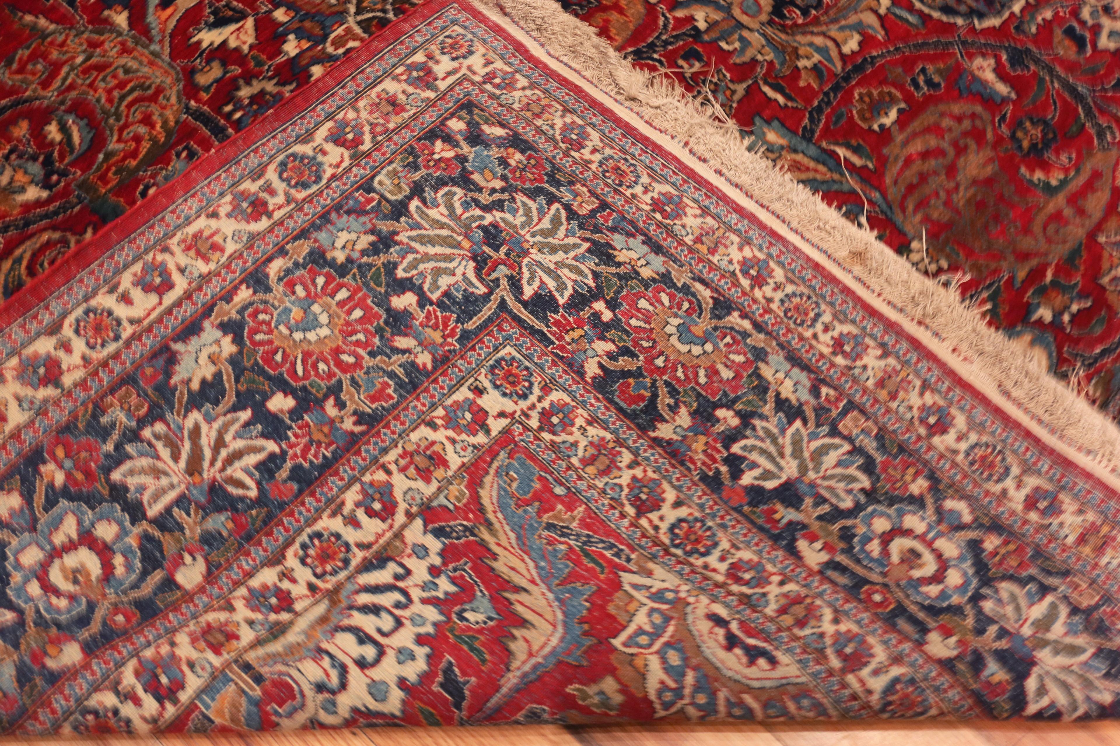 Antique Persian Isfahan Rug. 4 ft 9 in x 7 ft 2 in In Good Condition For Sale In New York, NY