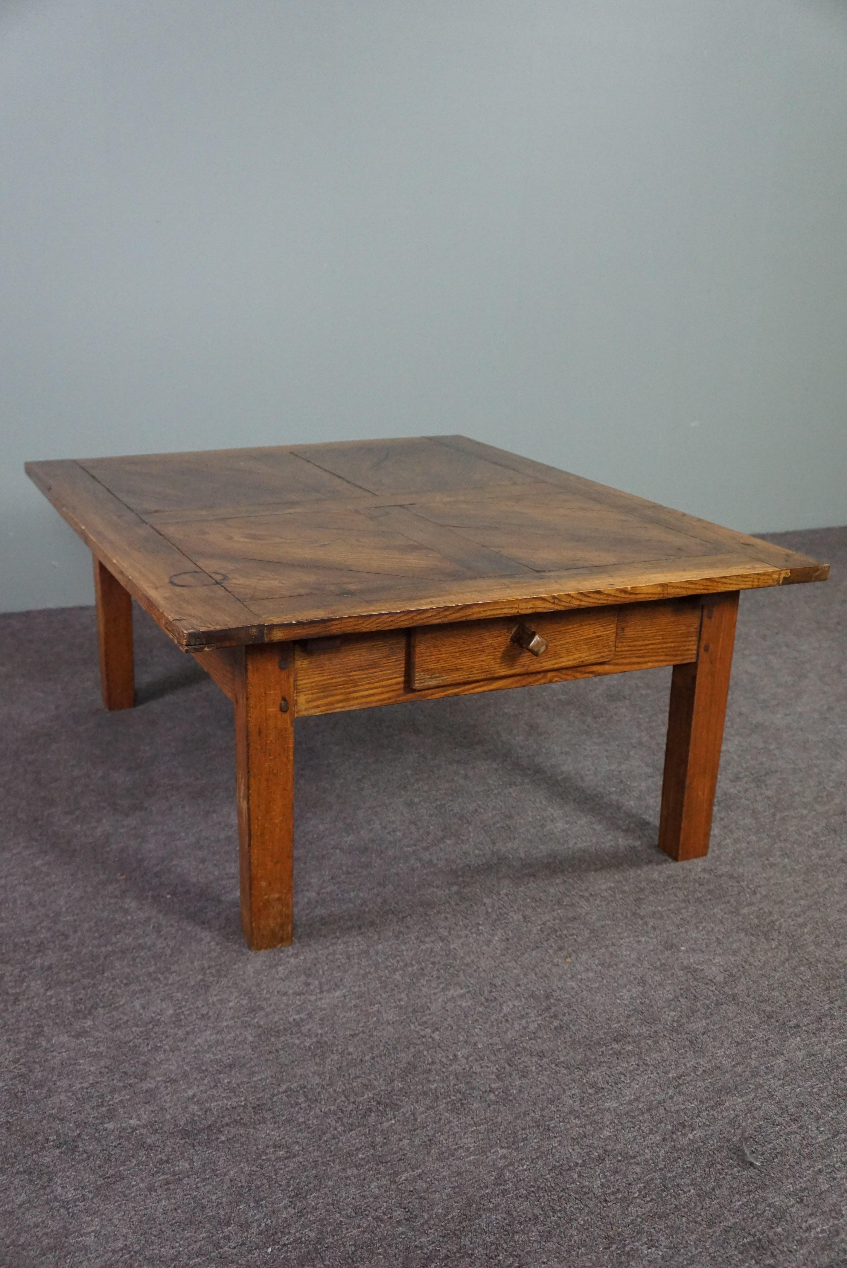 This Southern European coffee table has a beautiful pattern in the top, a warm color and a striking patina. Over the years, this deeply colored coffee table has acquired a striking warm appearance and will therefore look great in many living